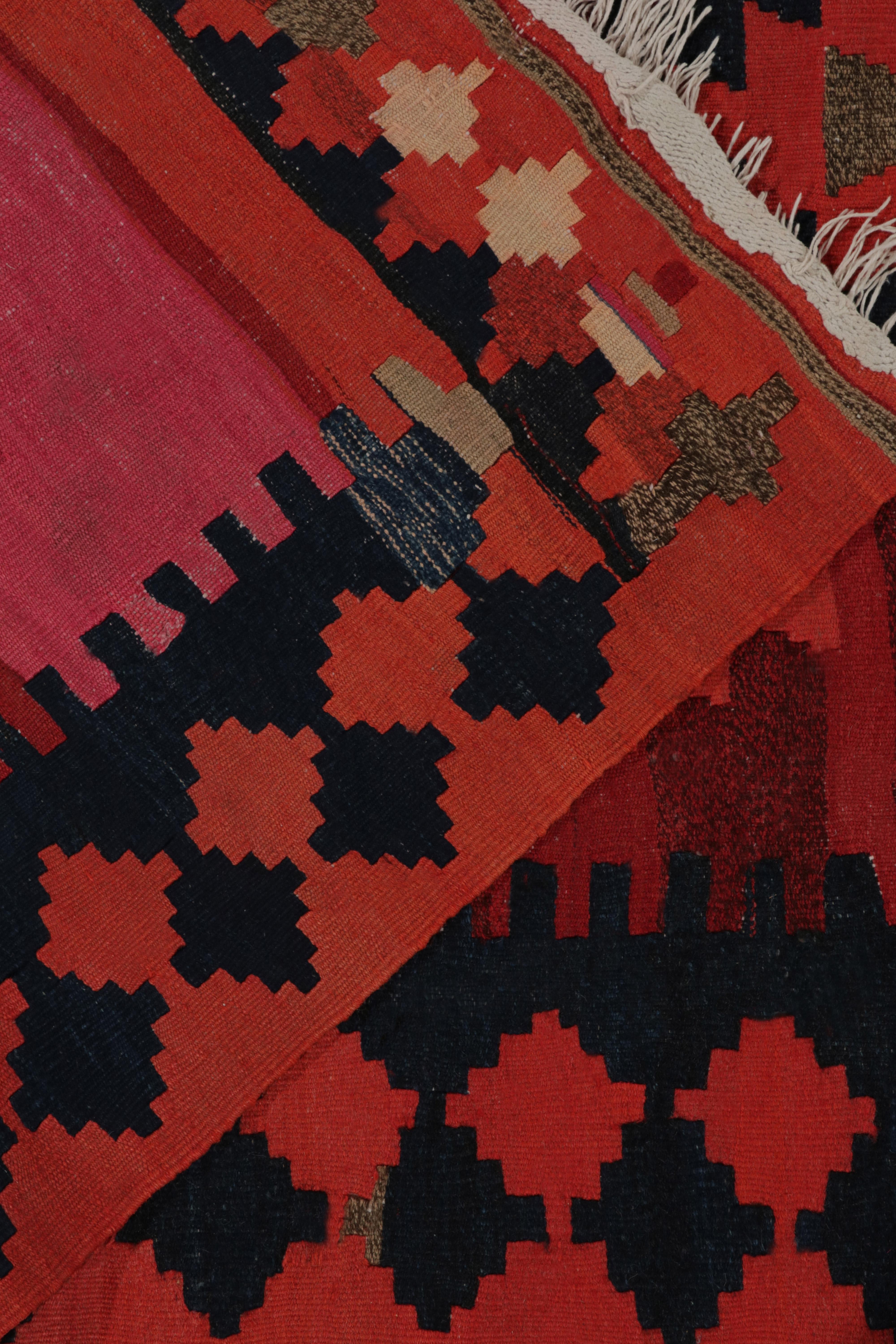 1910er Jahre Antiker persischer Kelim Rot & Rosa Stammesgeometrisches Muster von Teppich & Kelim im Zustand „Gut“ im Angebot in Long Island City, NY