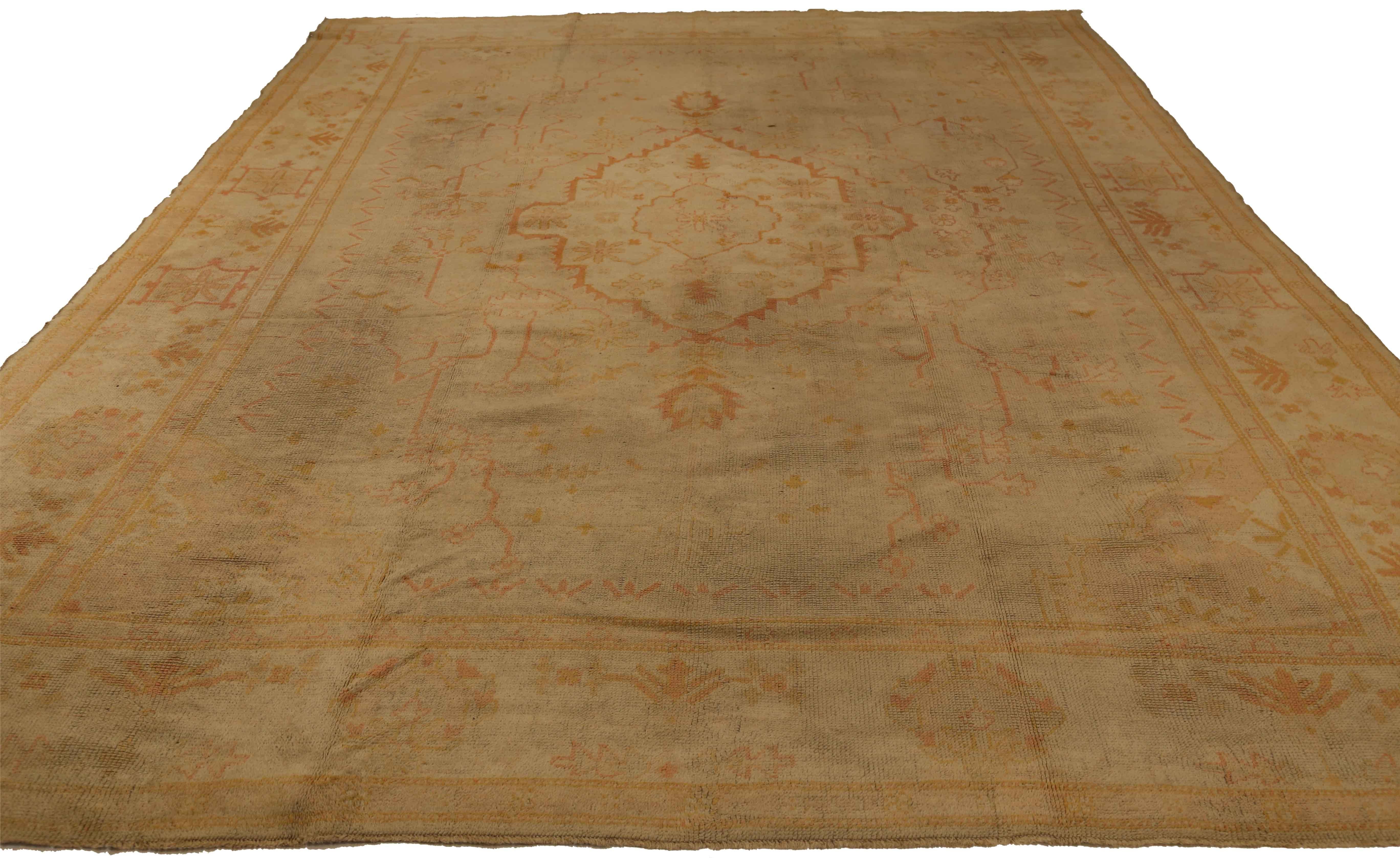 1910s Antique Persian Oushak Rug with Ivory and Beige Flower Field Design In Excellent Condition For Sale In Dallas, TX