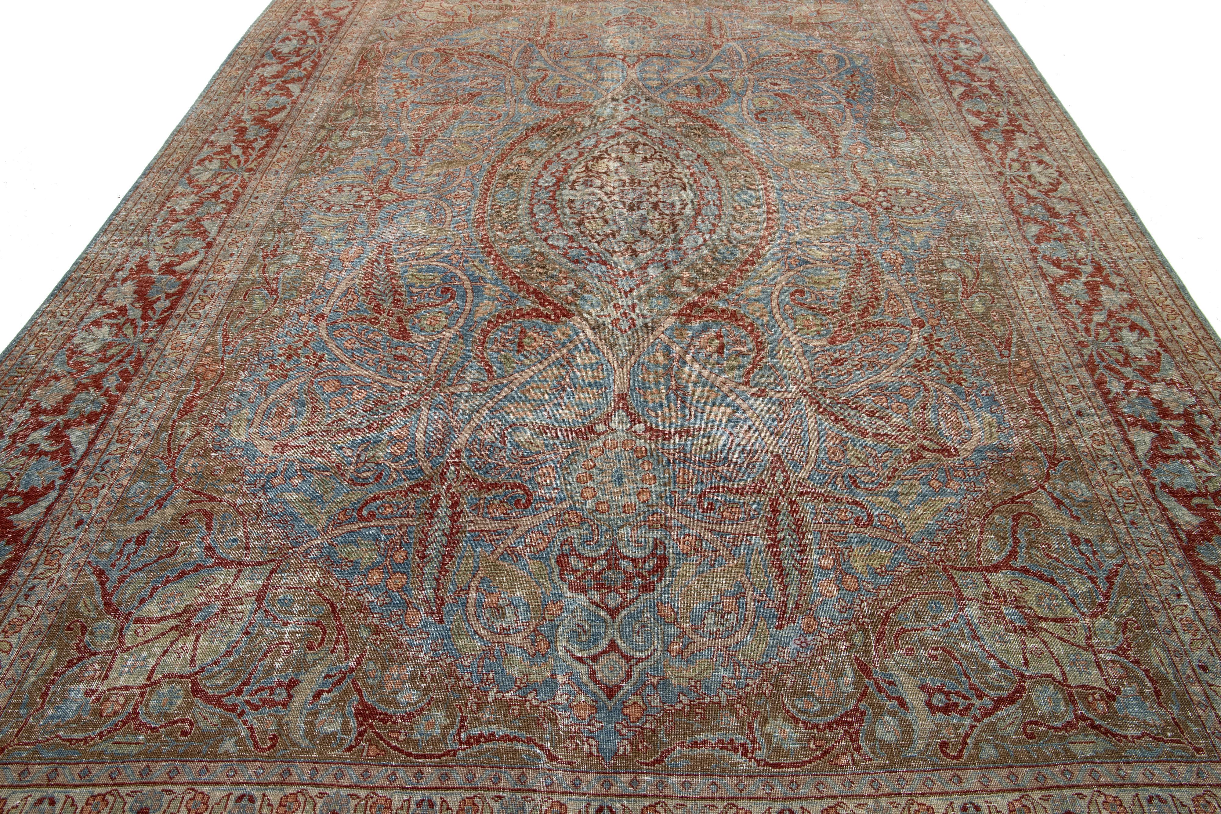 Tappeto antico in lana persiana Tabriz del 1910 con disegno classico a medaglione in blu in vendita 3