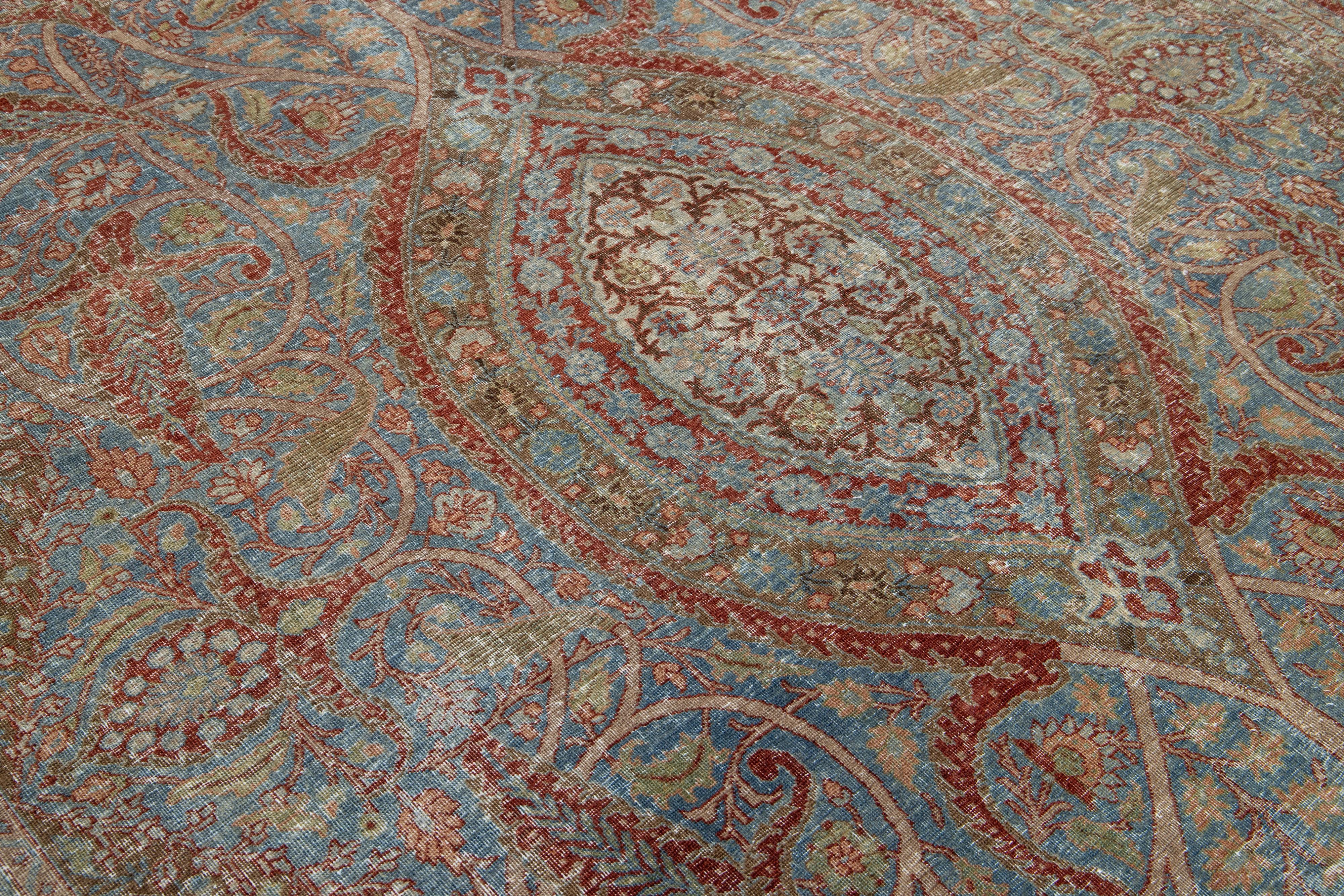 Tappeto antico in lana persiana Tabriz del 1910 con disegno classico a medaglione in blu in vendita 4