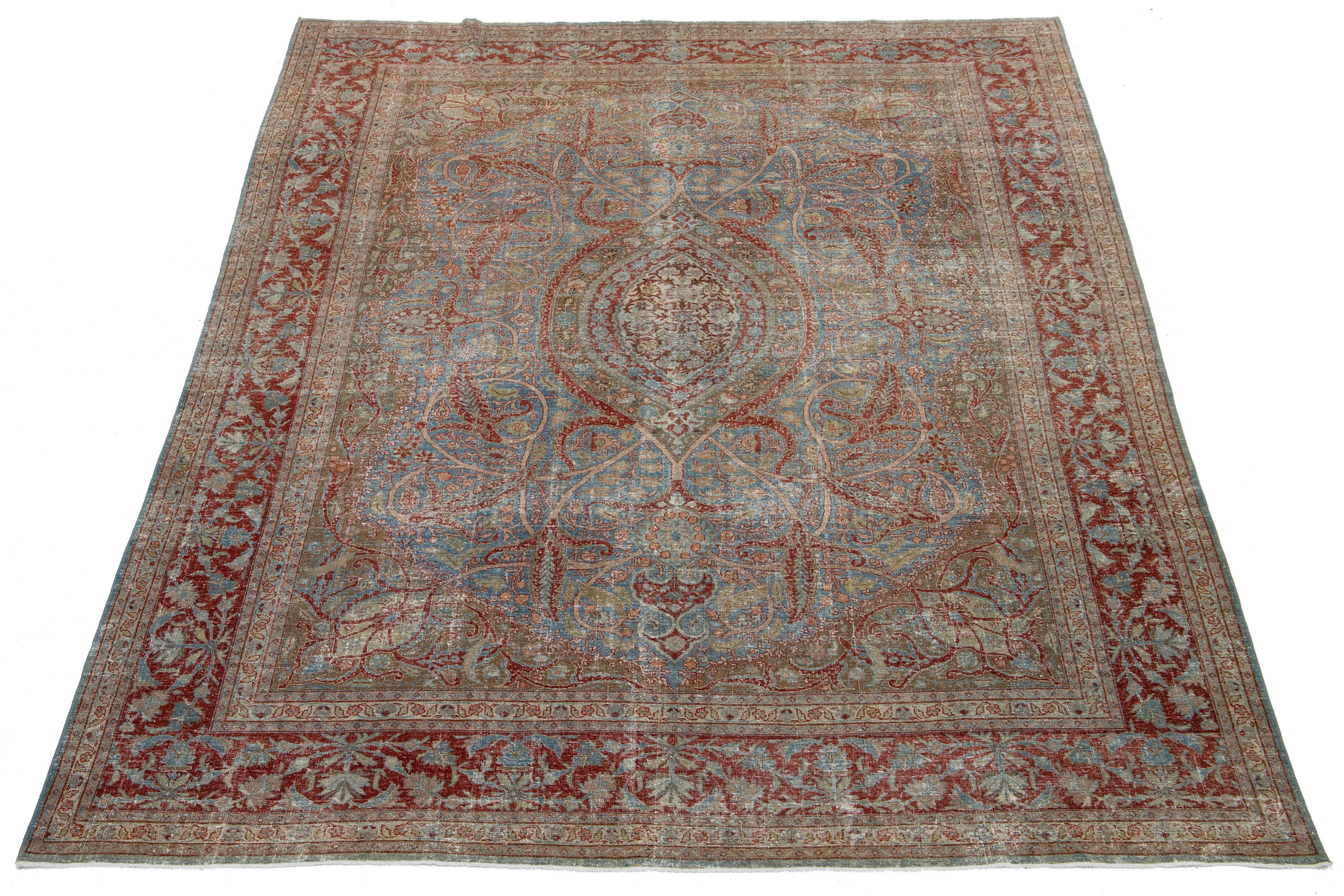 Questo antico tappeto persiano Tabriz del 1910 presenta uno splendido campo blu decorato con un intricato motivo floreale, evidenziato da ricchi accenti rossi e marroni.

Questo tappeto misura 8'1