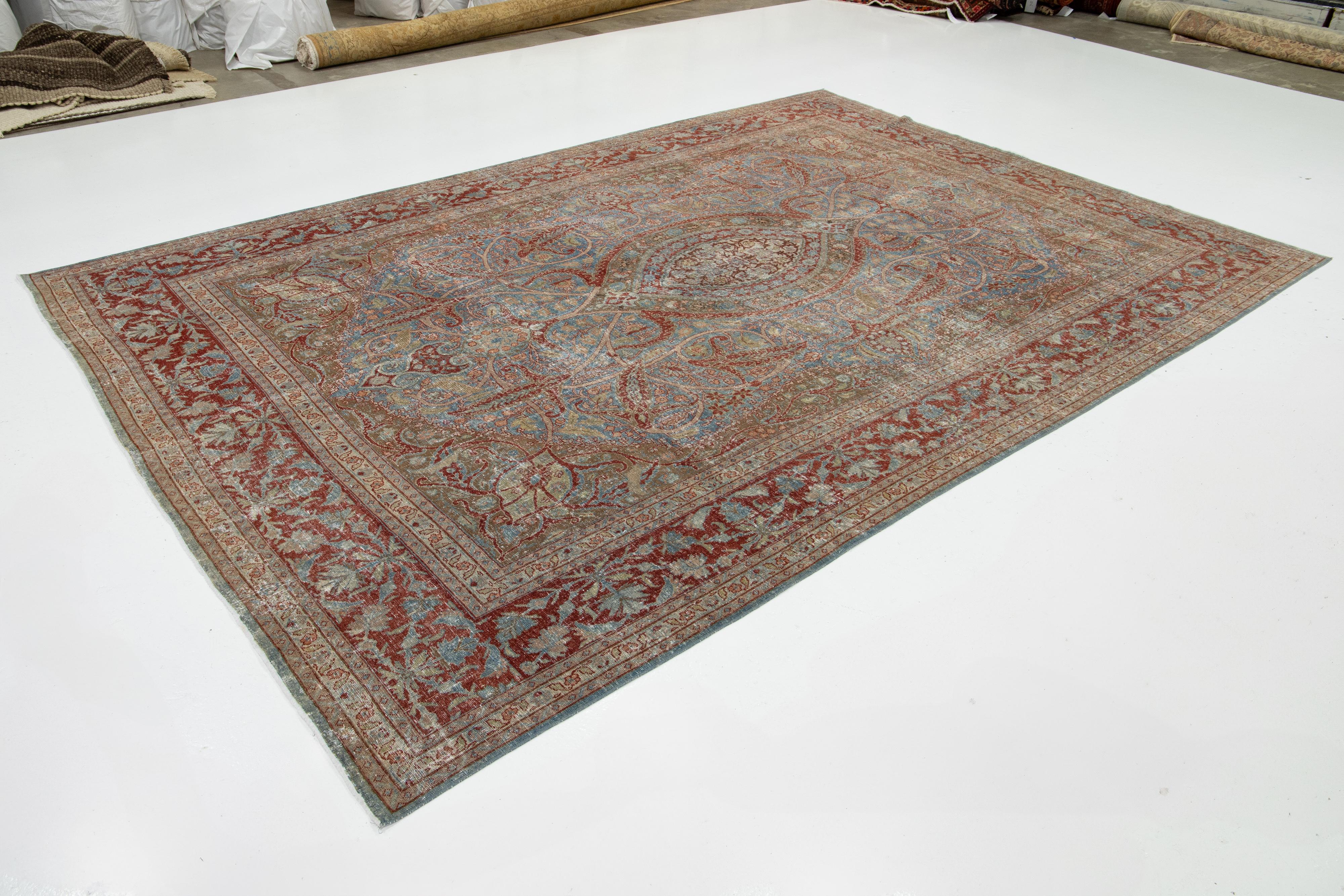 Persiano Tappeto antico in lana persiana Tabriz del 1910 con disegno classico a medaglione in blu in vendita