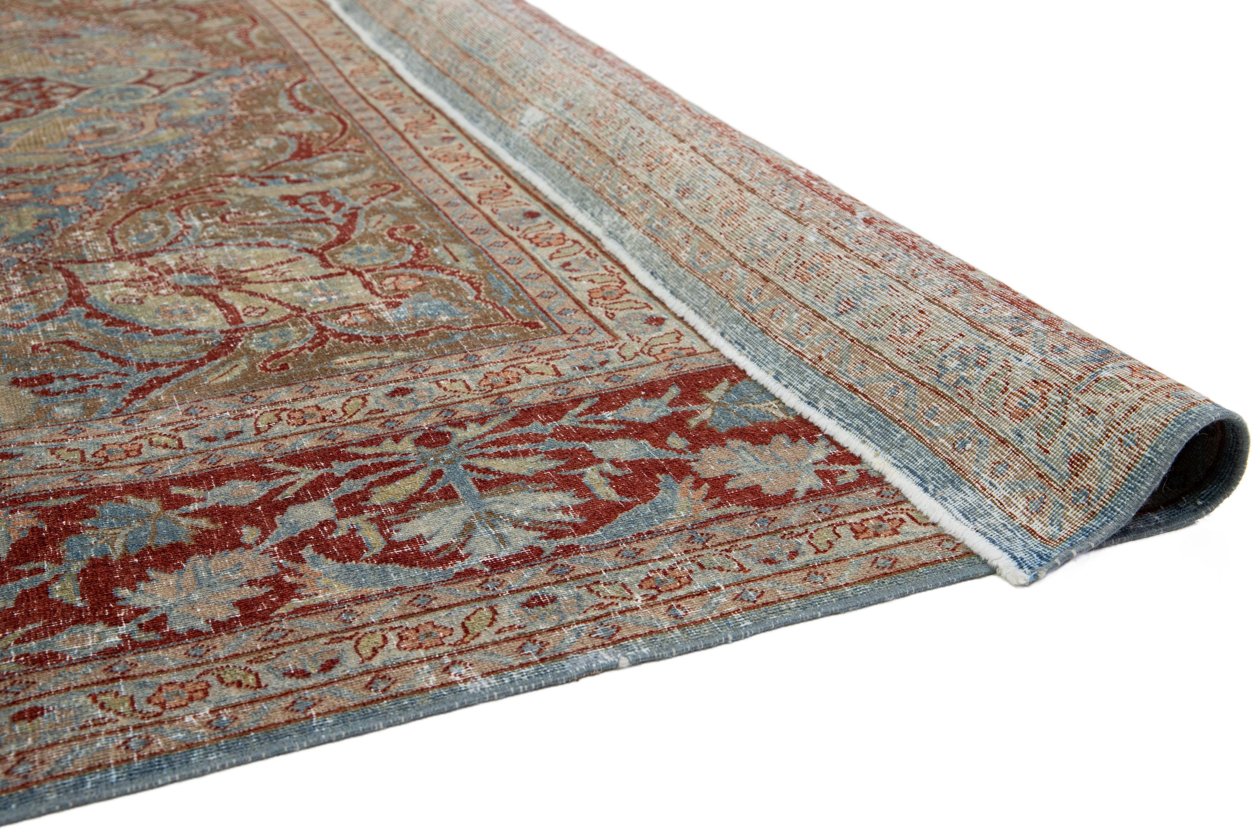 Annodato a mano Tappeto antico in lana persiana Tabriz del 1910 con disegno classico a medaglione in blu in vendita