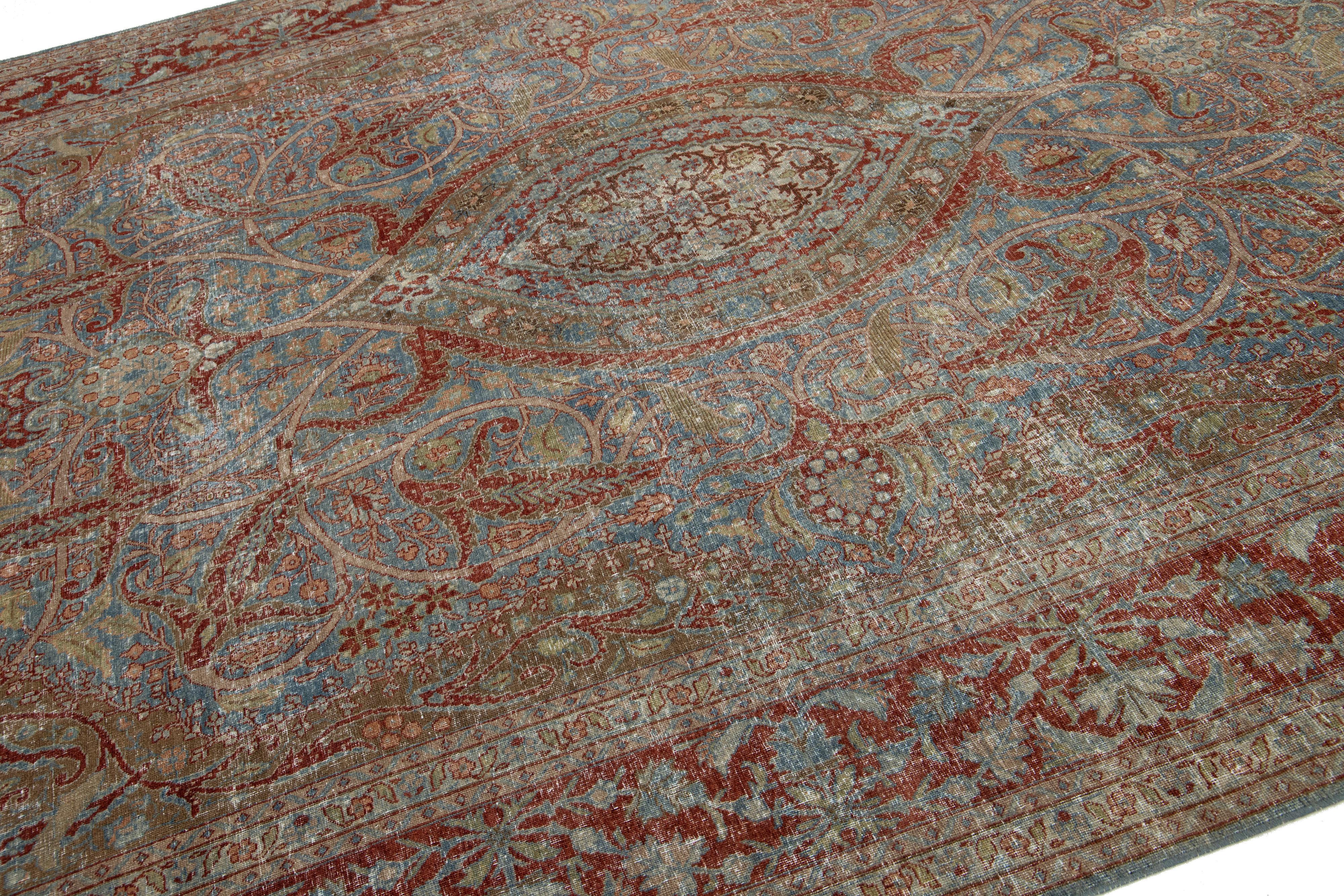 Tappeto antico in lana persiana Tabriz del 1910 con disegno classico a medaglione in blu In condizioni deteriorate in vendita a Norwalk, CT