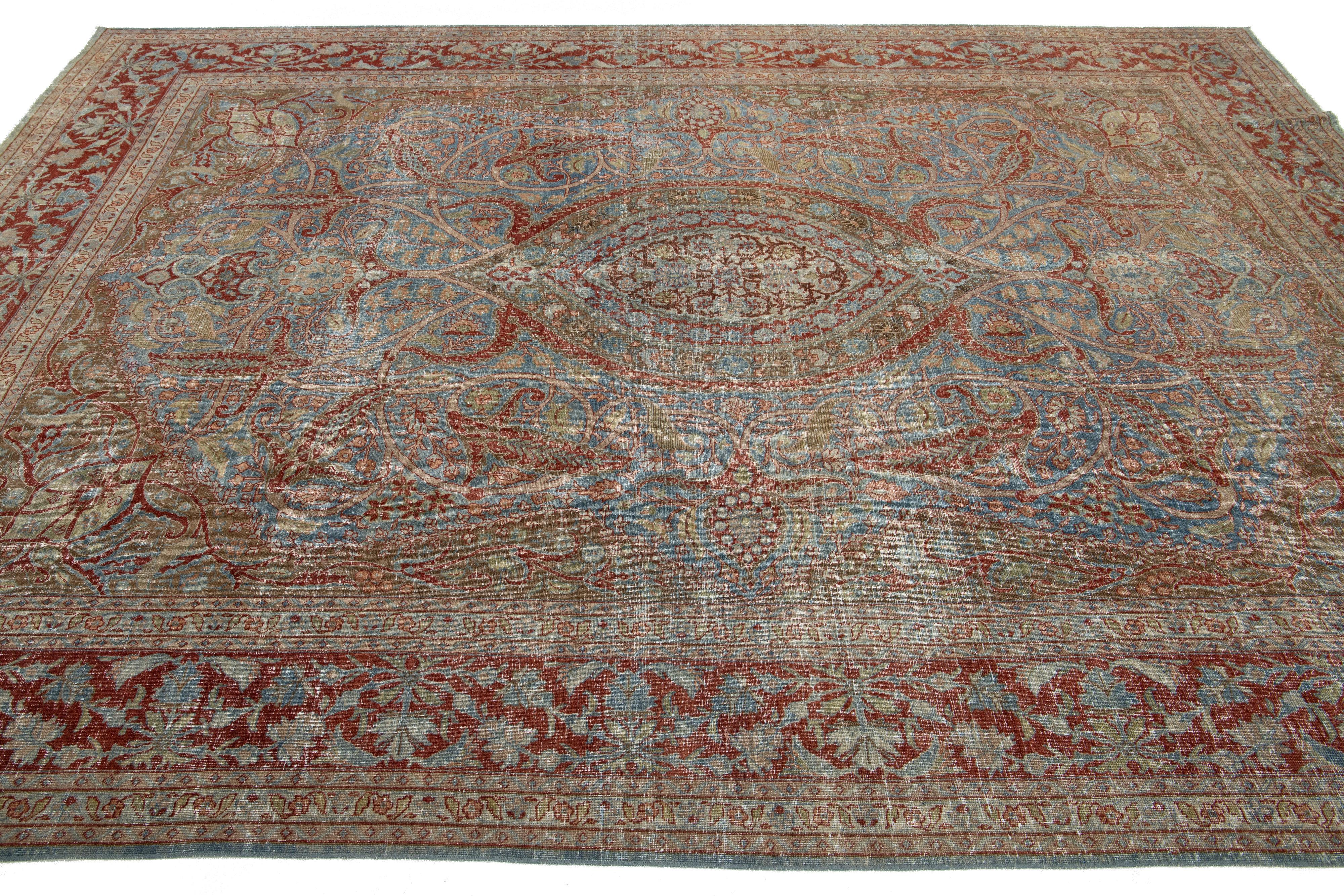 XX secolo Tappeto antico in lana persiana Tabriz del 1910 con disegno classico a medaglione in blu in vendita