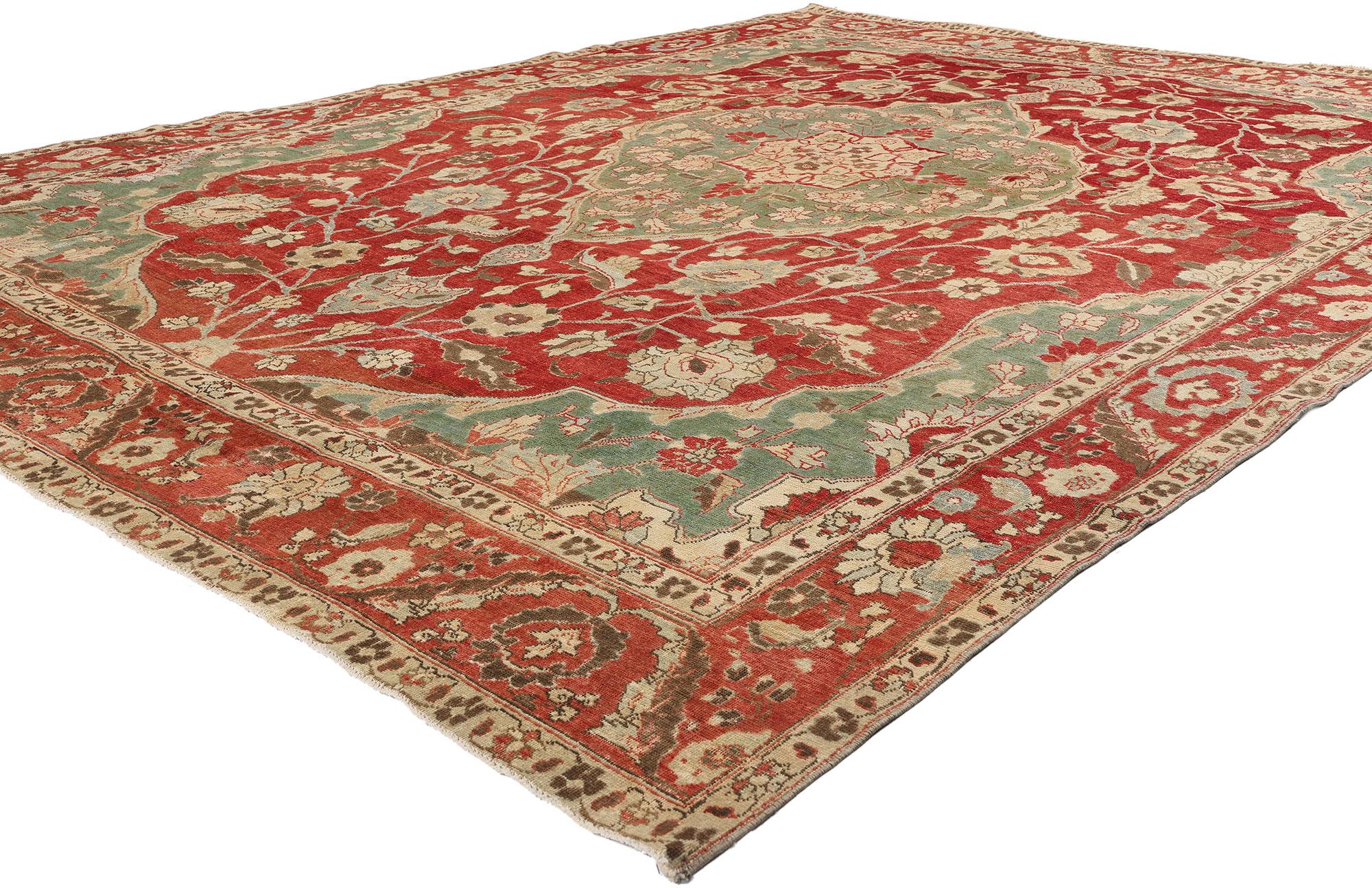 52679 Tapis persan ancien Mahal, 09'00 x 11'08. Ce magnifique tapis Mahal persan antique en laine nouée à la main est un témoignage époustouflant de l'art persan, tissant un riche tableau d'histoire et de beauté. Son grand médaillon, élégamment