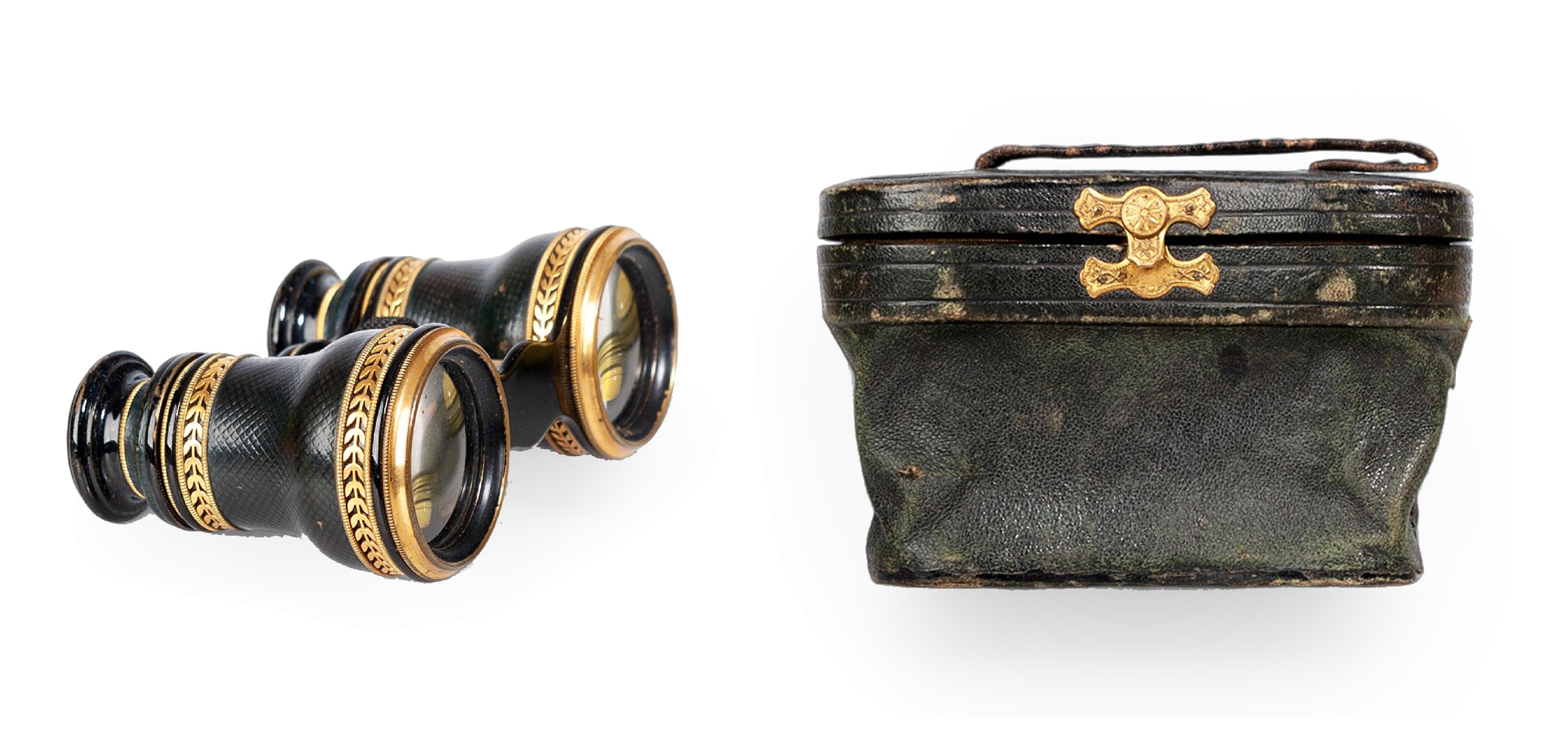 1910s Art Nouveau Lemaire-like gilt brass expandable sportier binoculars/opera glasses with leather case, France

By: LeMaire Paris (in the style of)
Material: brass, copper, metal, zinc, leather, glass
Technique: cast, molded, metalwork, polished,