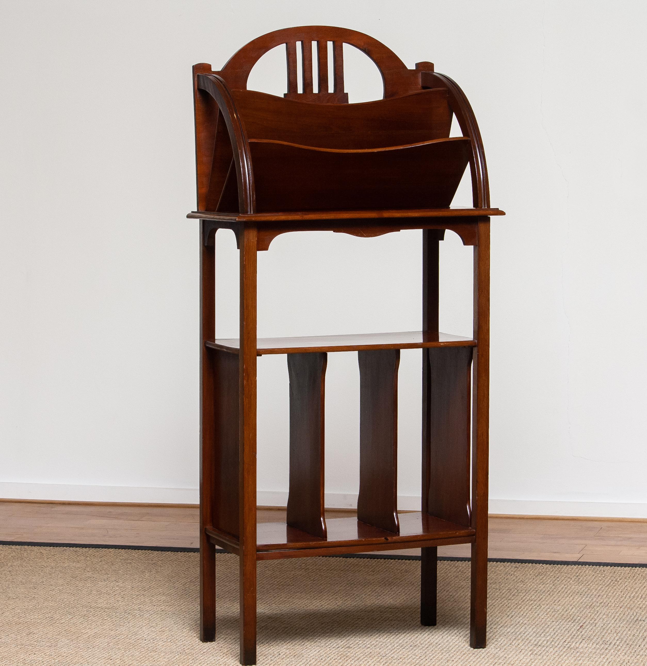1910s Art Nouveau Mahogany Magazine / Newspaper Rack, Sweden In Good Condition For Sale In Silvolde, Gelderland