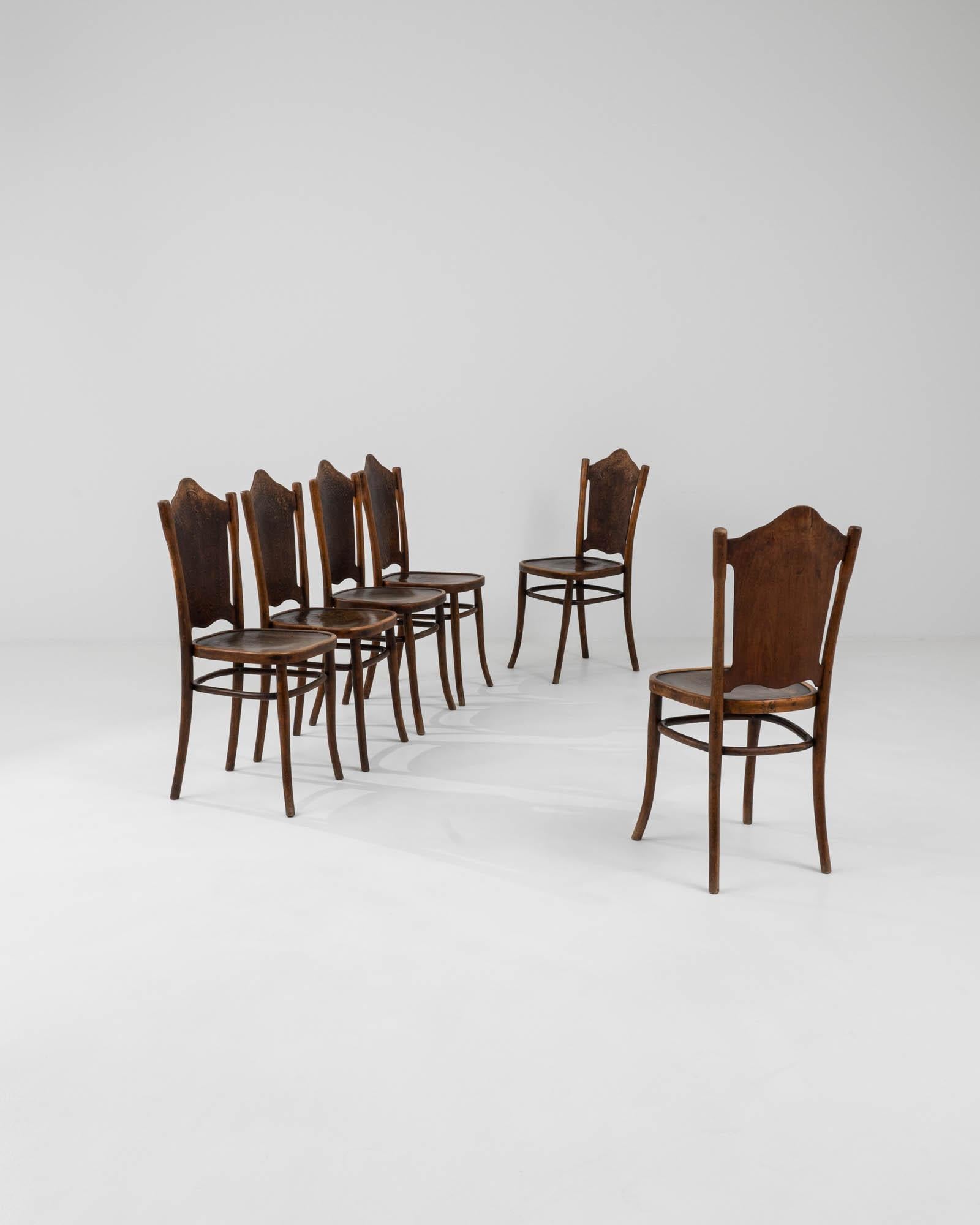 Remontez le temps et entrez dans le royaume de l'élégance classique avec cet ensemble de chaises de salle à manger en bois autrichien des années 1910 de Thonet. Ces chaises sont un véritable témoignage de l'éthique intemporelle du design Thonet, qui