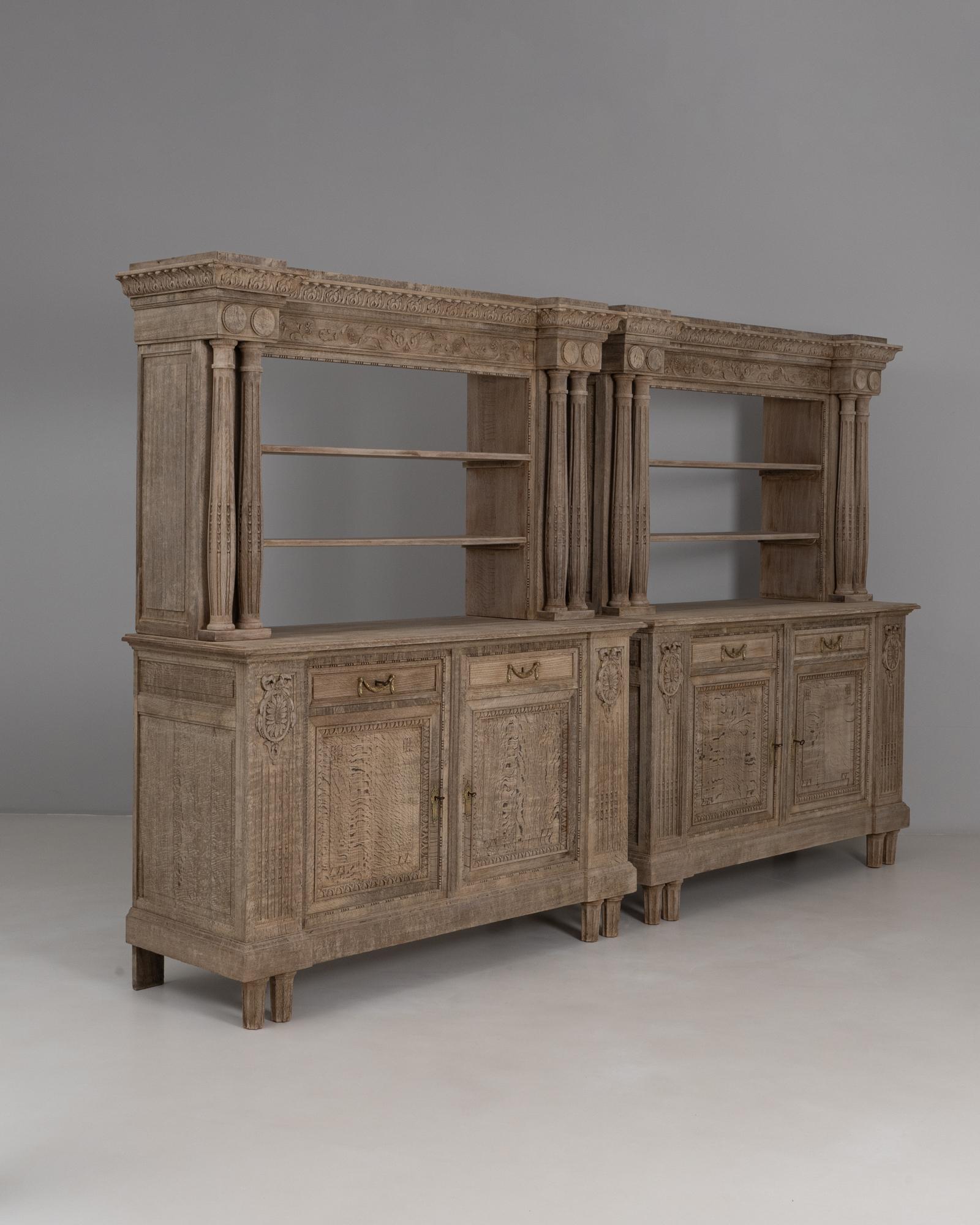 1910s Renacimiento belga Armario de roble con columnas talladas en venta 4