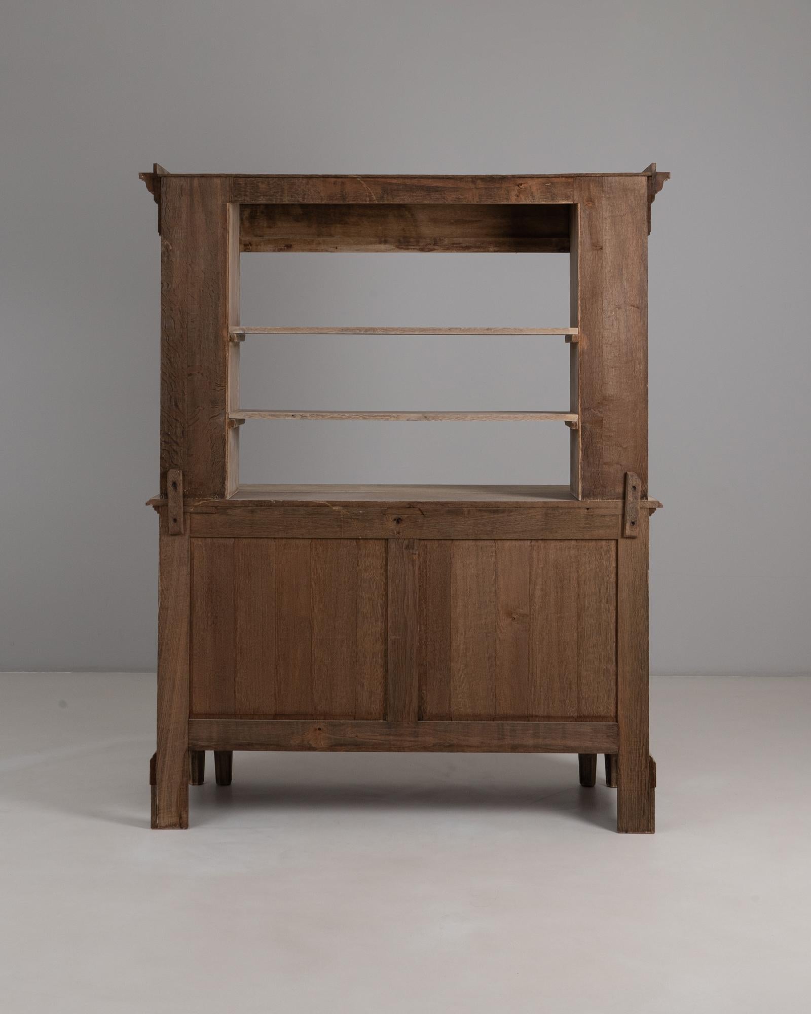 1910s Renacimiento belga Armario de roble con columnas talladas en venta 5