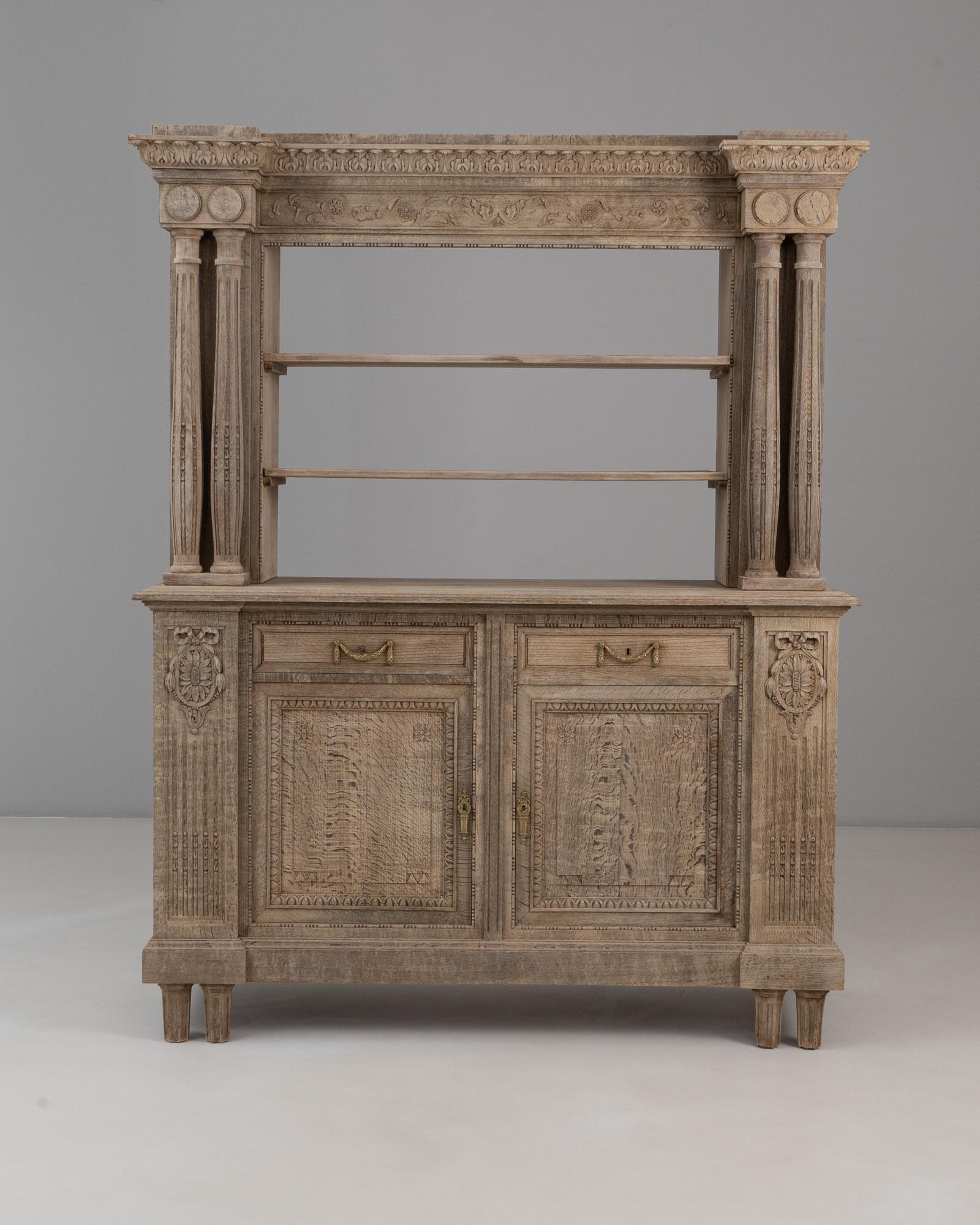 1910s Renacimiento belga Armario de roble con columnas talladas en venta 6