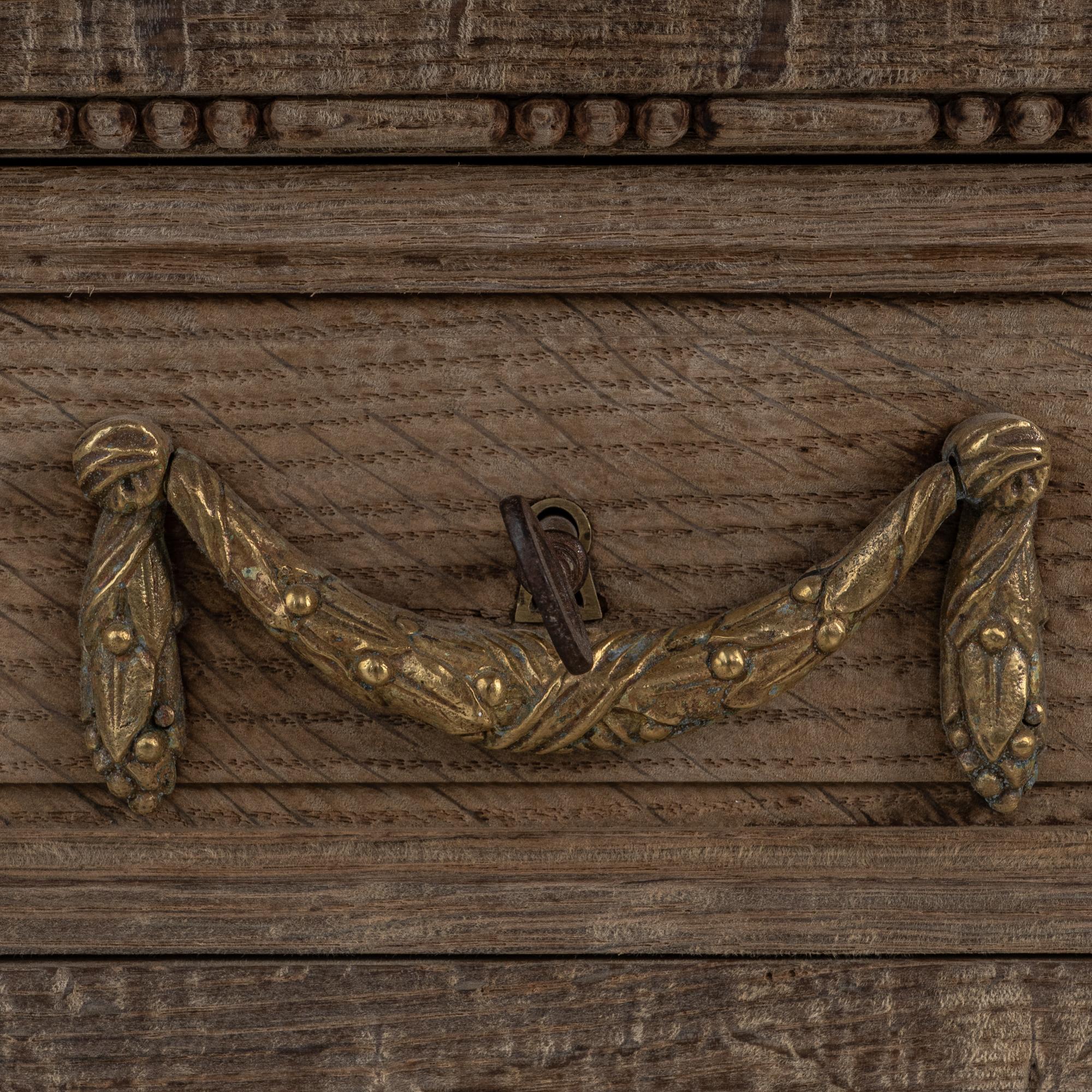 1910s Renacimiento belga Armario de roble con columnas talladas en venta 7