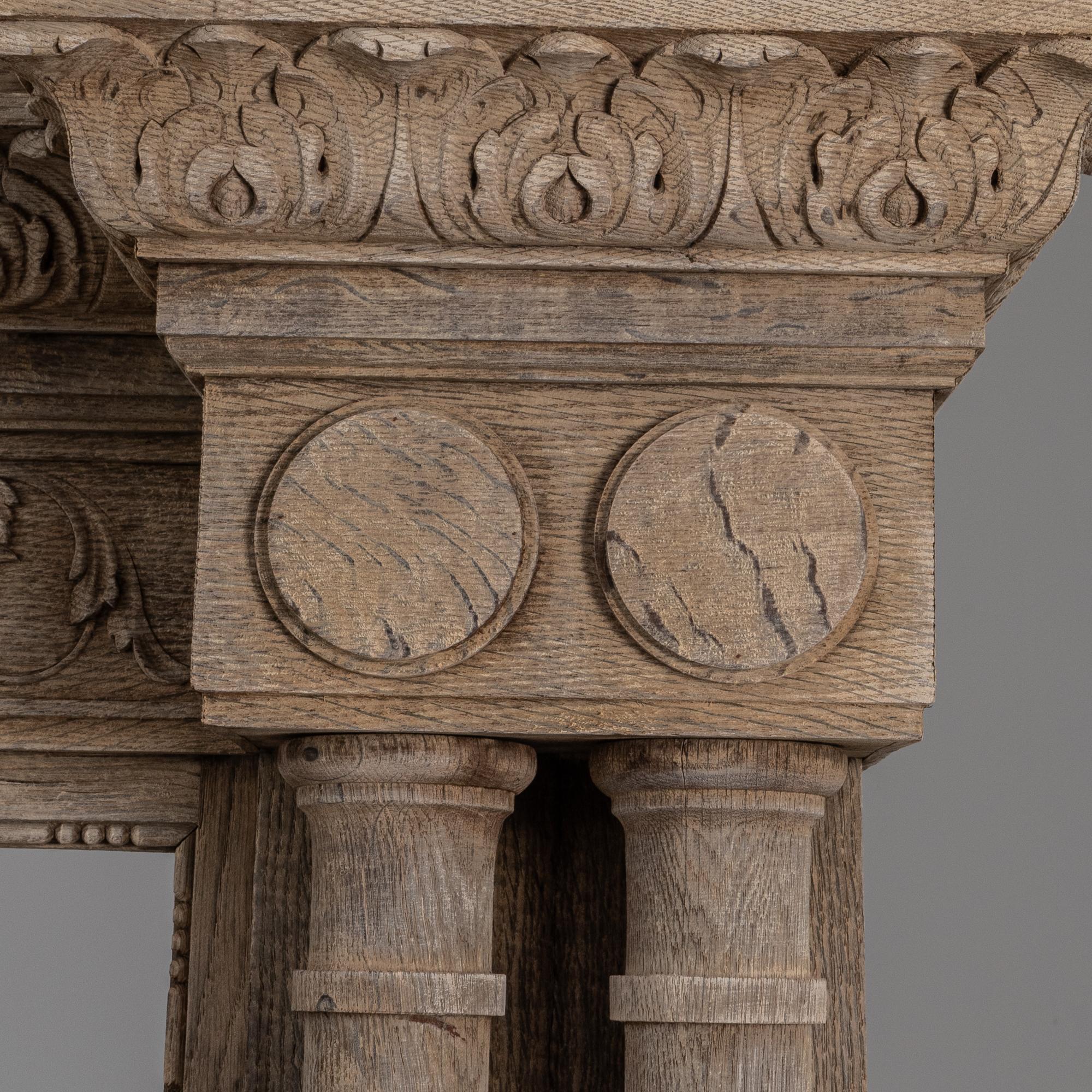 1910s Renacimiento belga Armario de roble con columnas talladas en venta 8