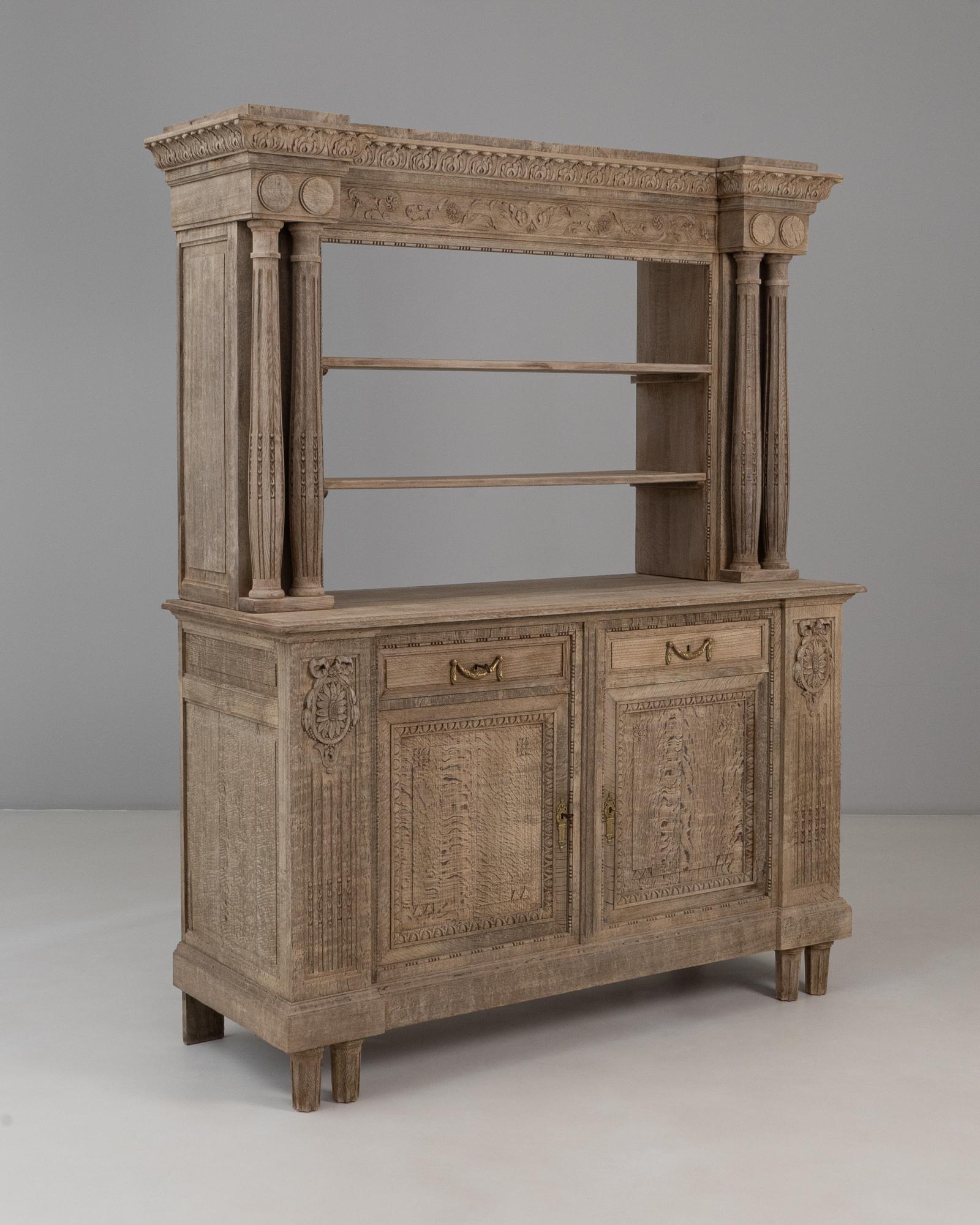 1910s Renacimiento belga Armario de roble con columnas talladas en venta 9