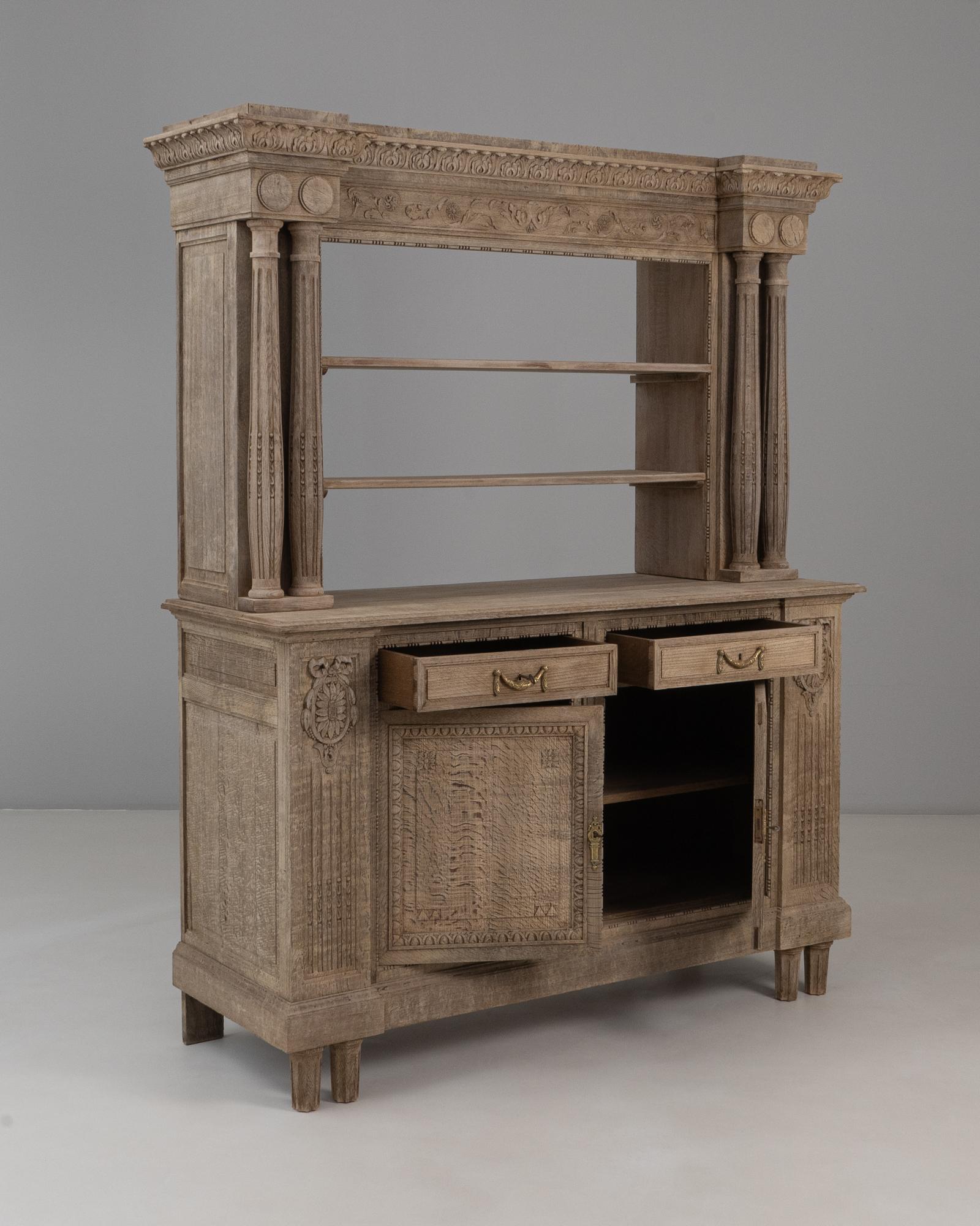 1910s Renacimiento belga Armario de roble con columnas talladas en venta 10