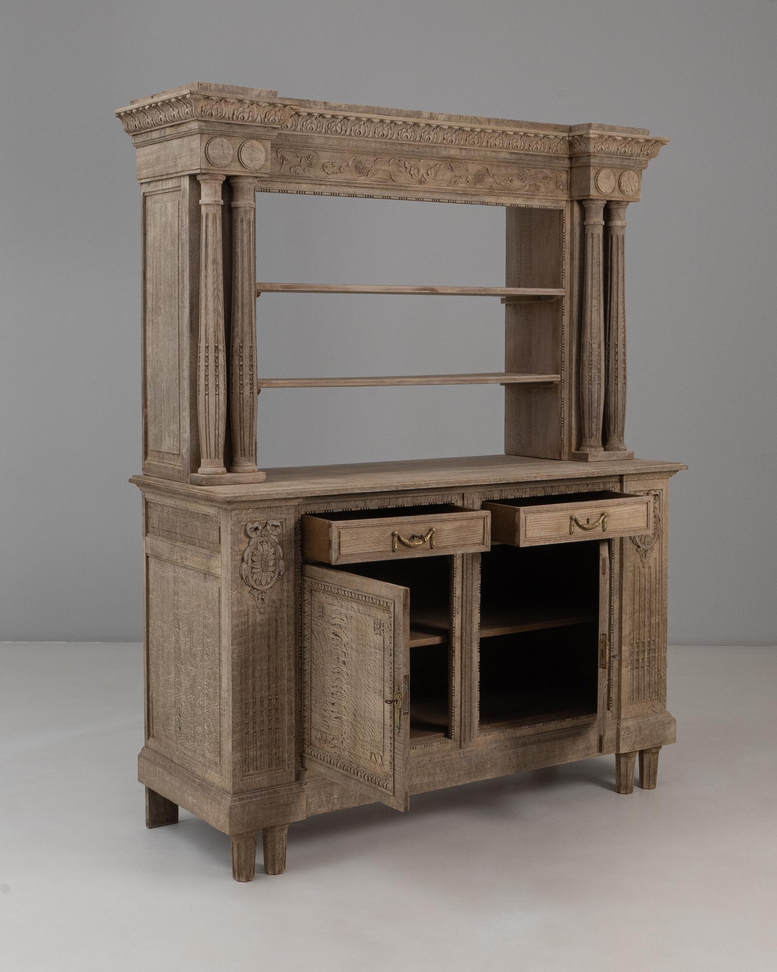 1910s Renacimiento belga Armario de roble con columnas talladas en venta 11