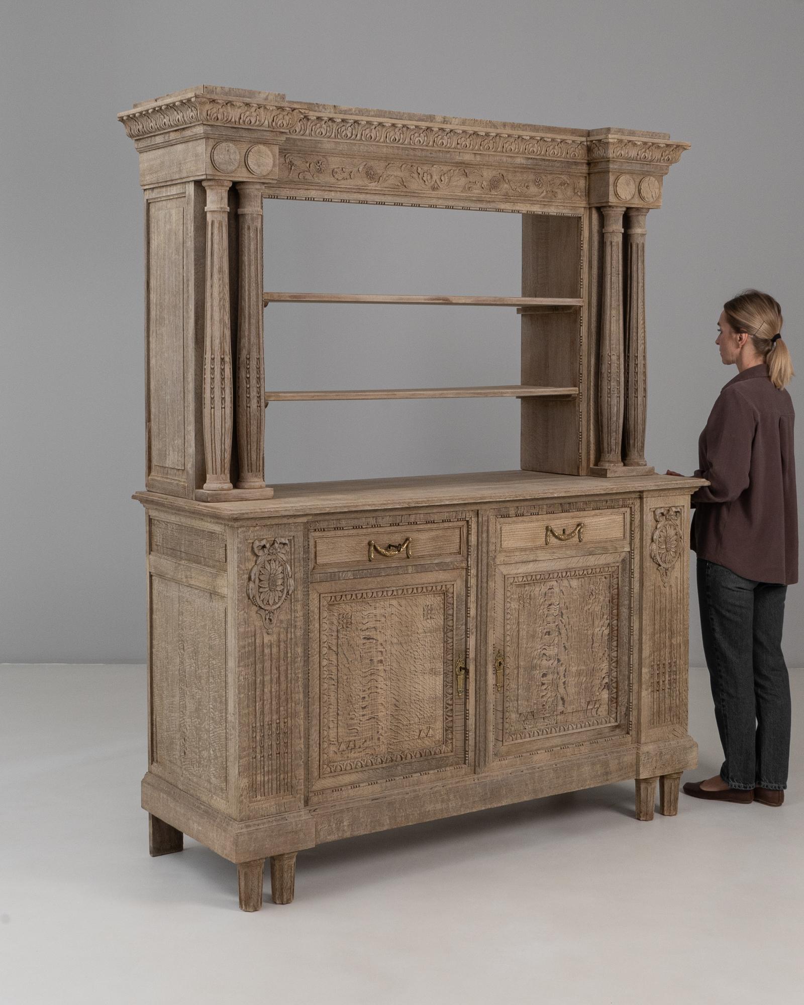 1910s Renacimiento belga Armario de roble con columnas talladas en venta 12