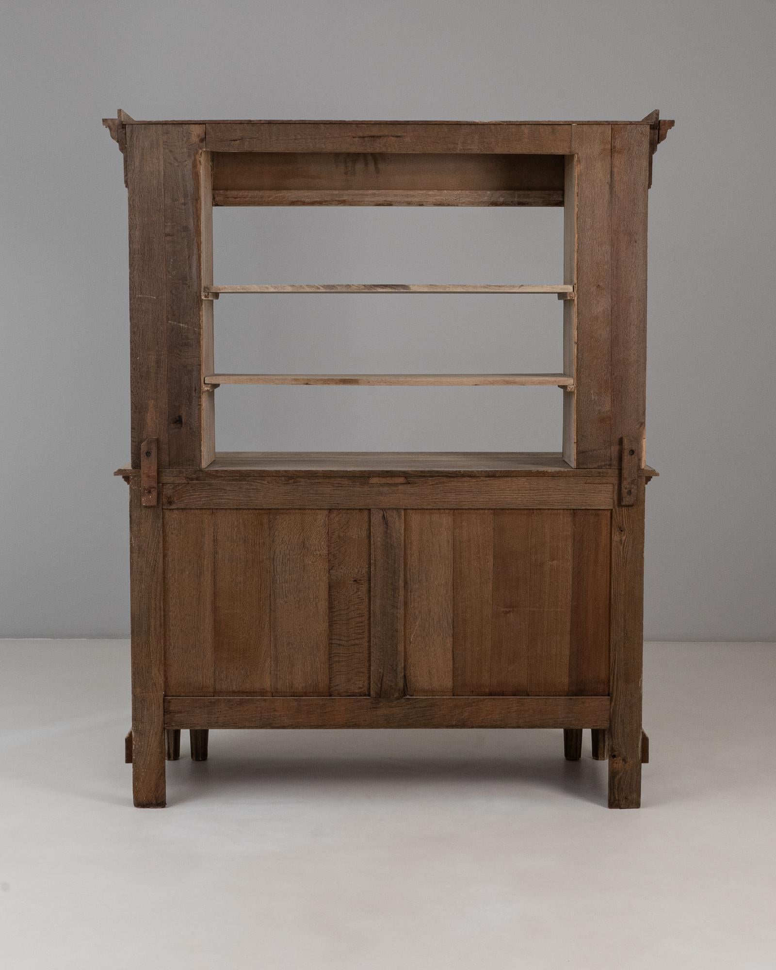 1910s Renacimiento belga Armario de roble con columnas talladas en venta 13