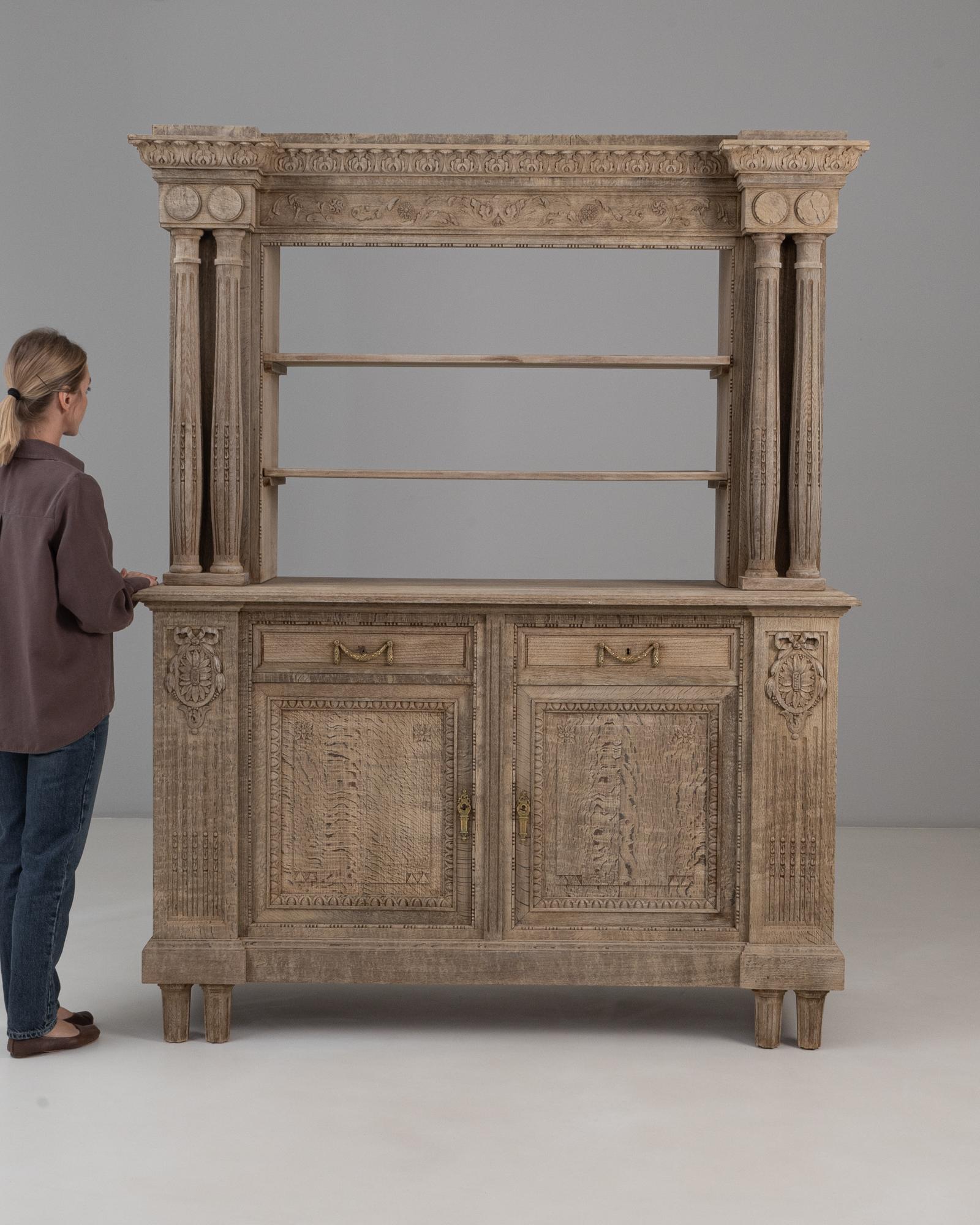 1910s Renacimiento belga Armario de roble con columnas talladas Belga en venta