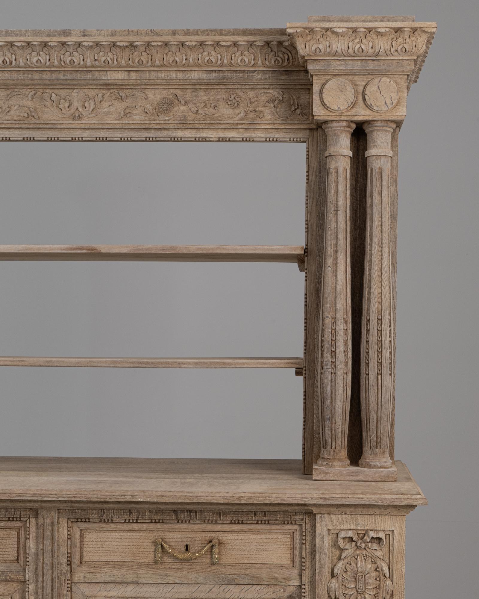 1910s Renacimiento belga Armario de roble con columnas talladas en Bueno estado para la venta en High Point, NC