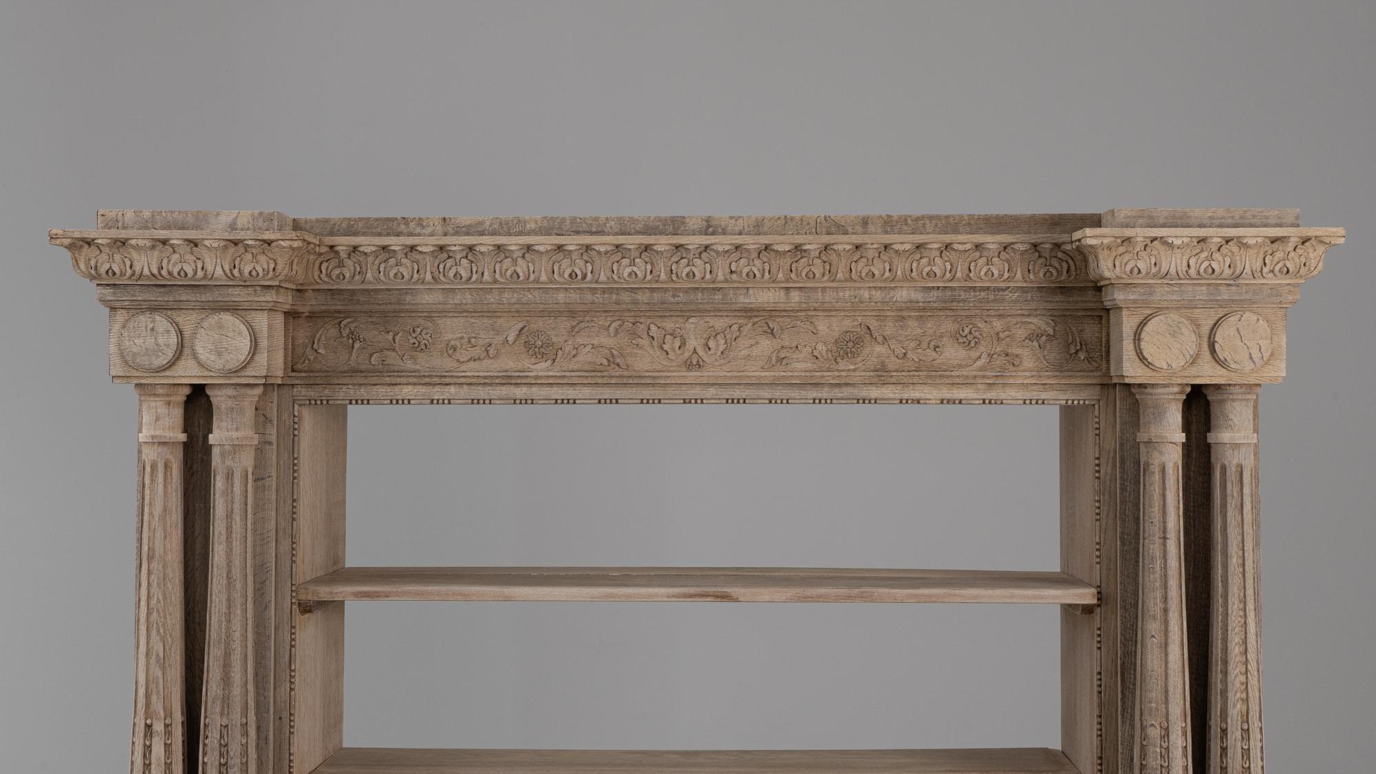 1910s Renacimiento belga Armario de roble con columnas talladas siglo XX en venta