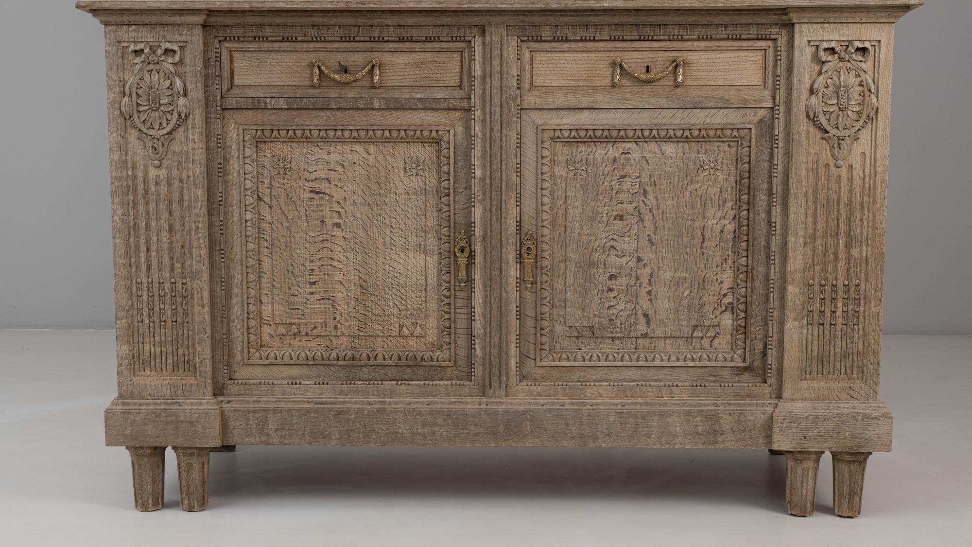 1910s Renacimiento belga Armario de roble con columnas talladas Roble en venta