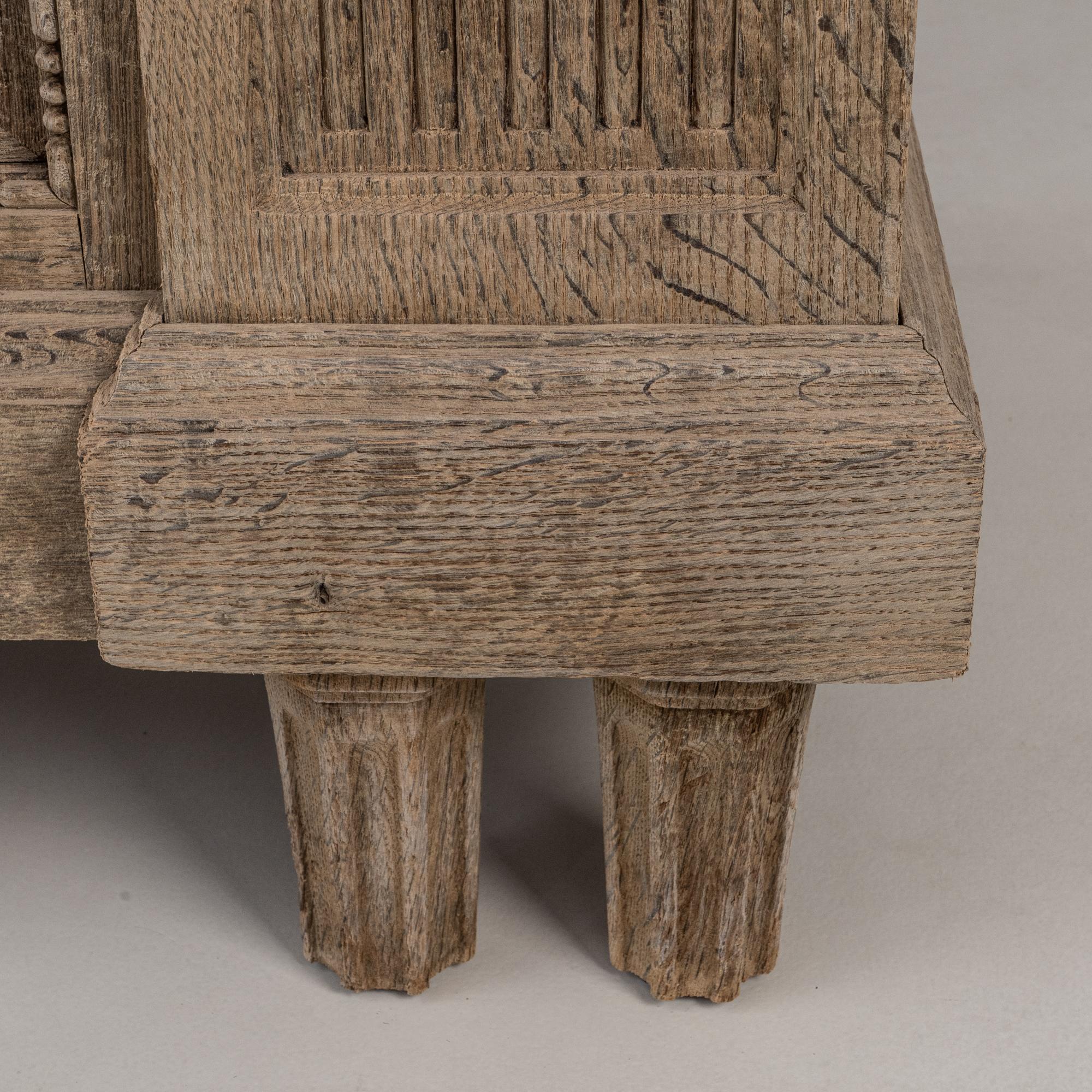 1910s Renacimiento belga Armario de roble con columnas talladas en venta 1