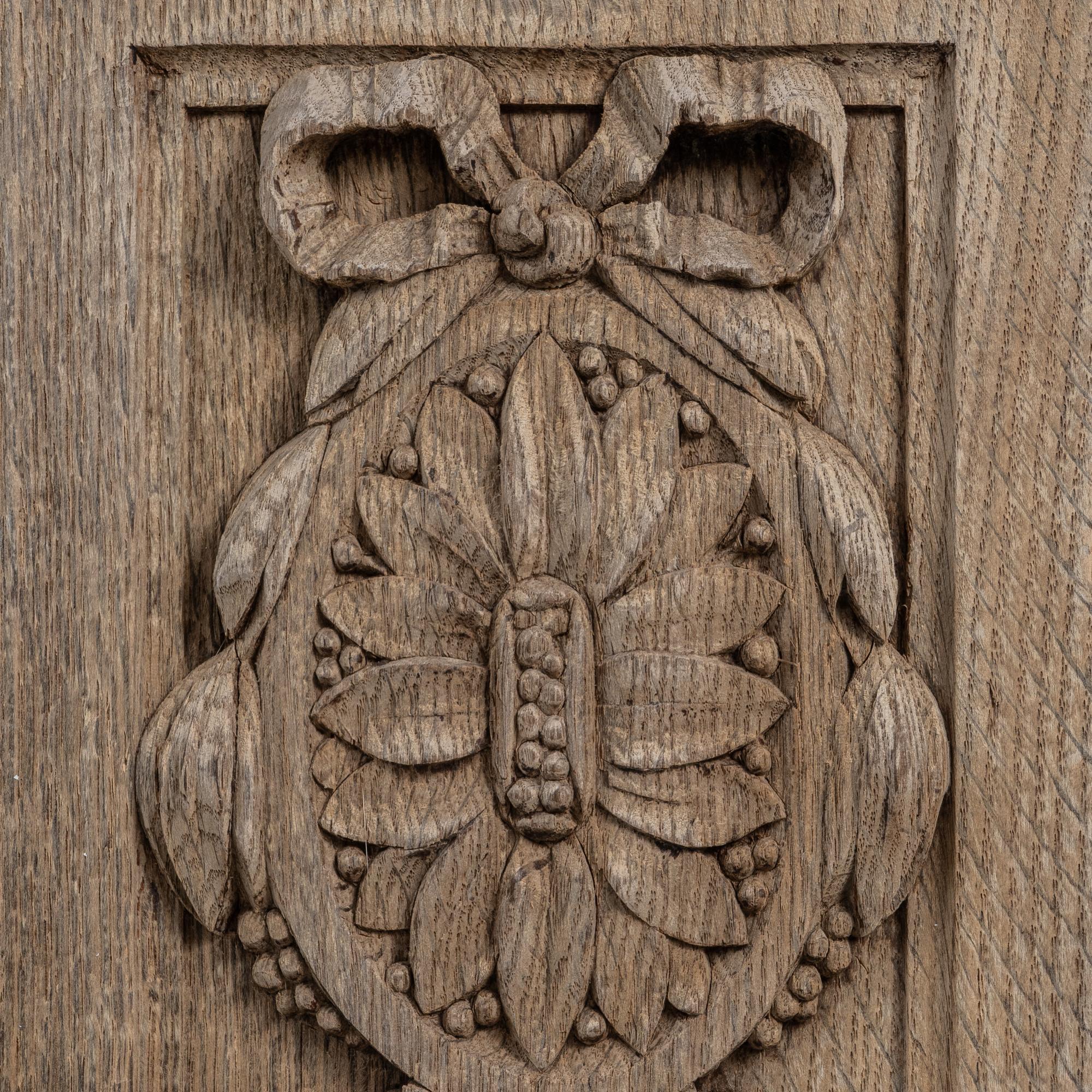 1910s Renacimiento belga Armario de roble con columnas talladas en venta 2