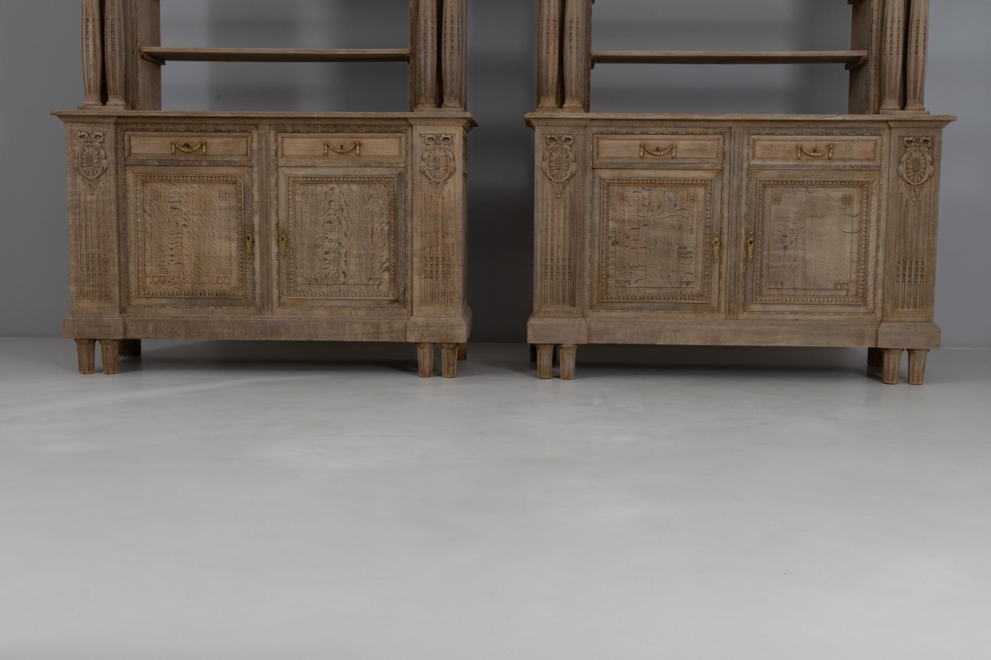 1910s Renacimiento belga Armario de roble con columnas talladas en venta 3