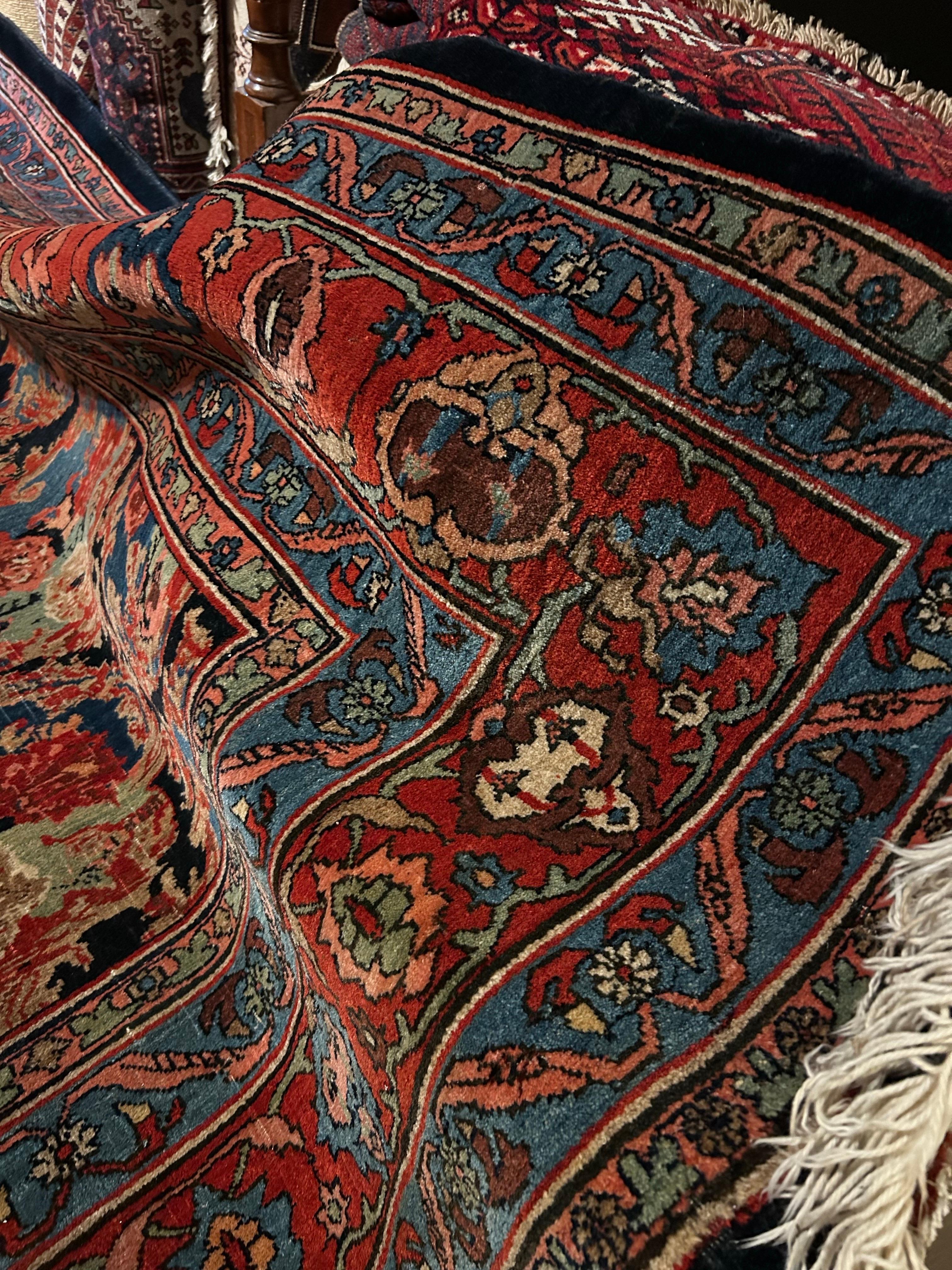 Bidjar-Teppich aus dem Jahr 1910 mit Blumensträußen und kräftigen Tönen, handgeknüpft aus reiner Wolle (Aserbaidschanisch) im Angebot