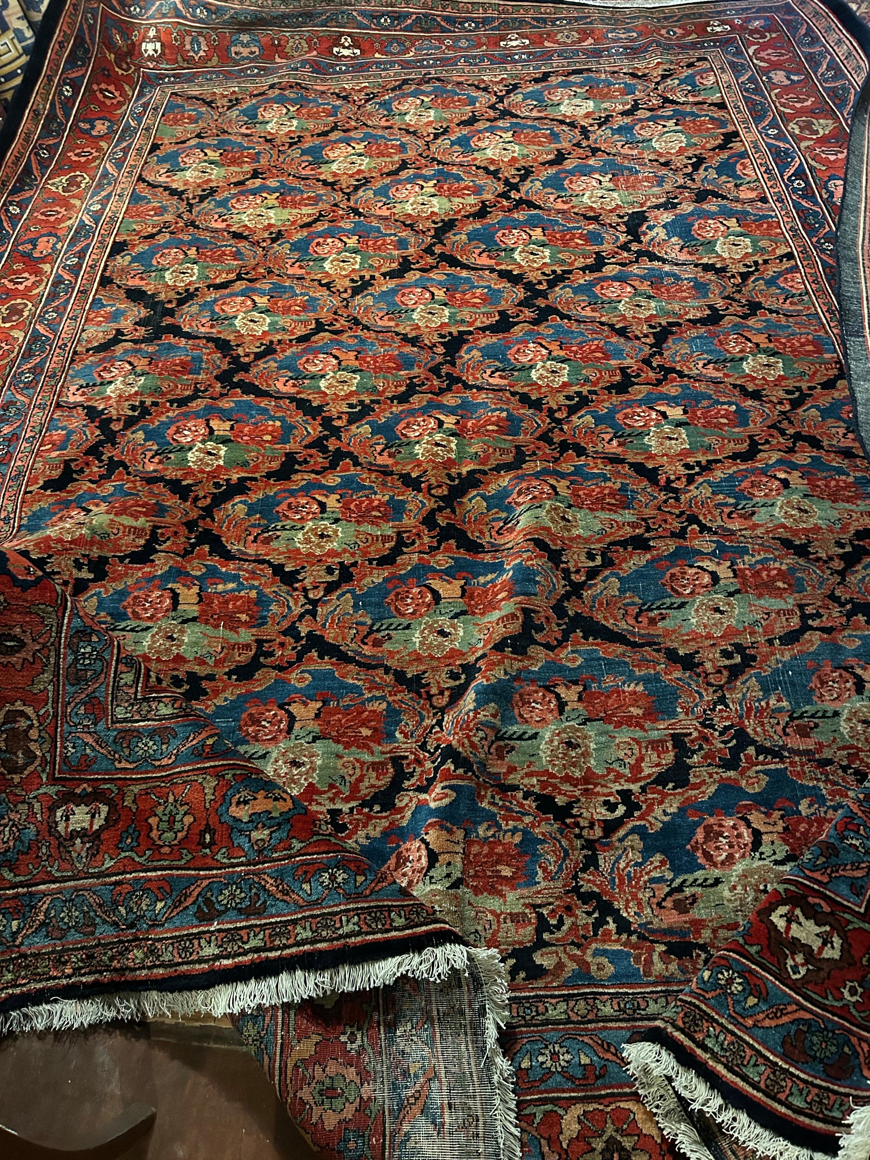 Bidjar-Teppich aus dem Jahr 1910 mit Blumensträußen und kräftigen Tönen, handgeknüpft aus reiner Wolle (Handgeknüpft) im Angebot