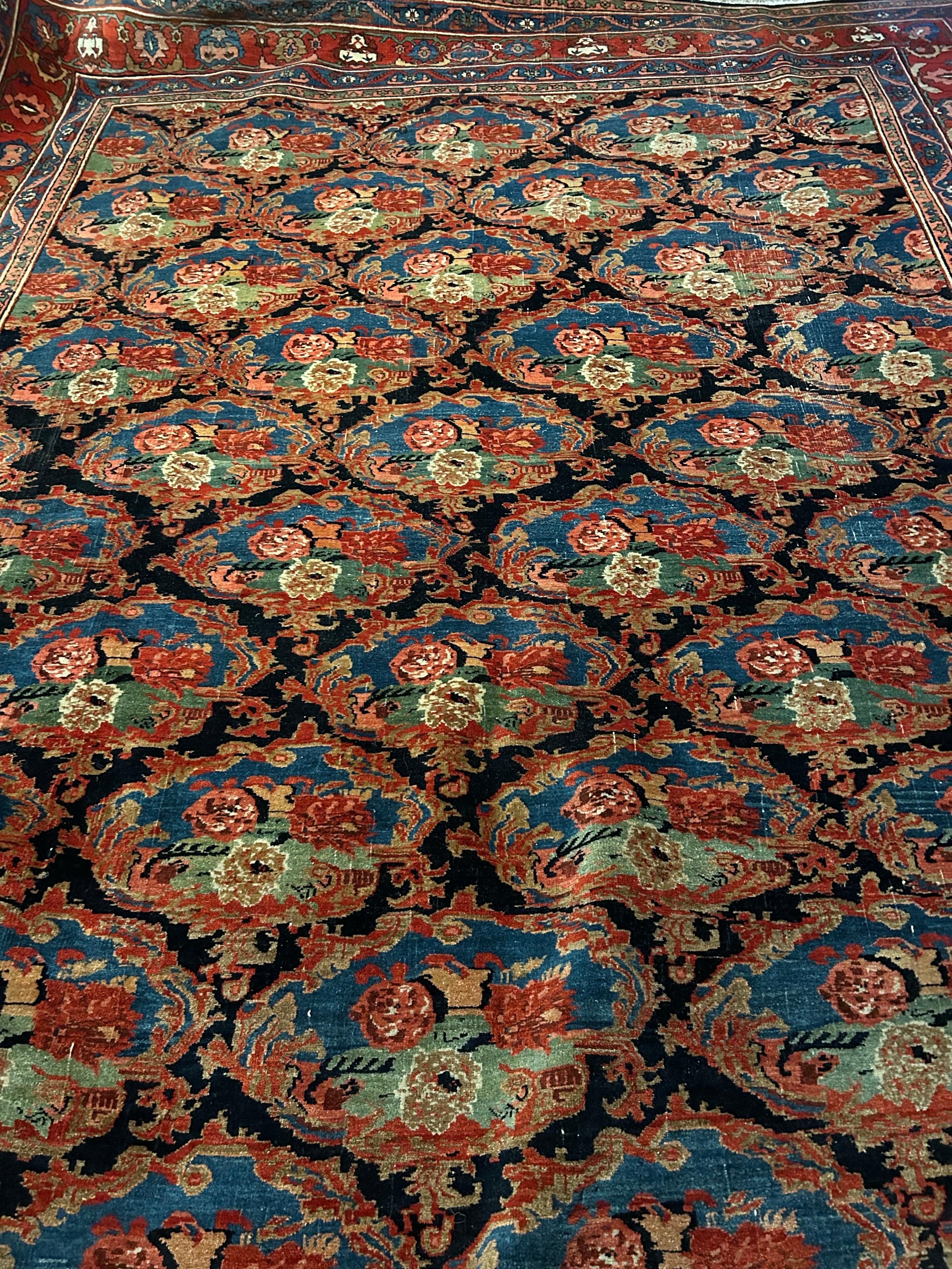 Bidjar-Teppich aus dem Jahr 1910 mit Blumensträußen und kräftigen Tönen, handgeknüpft aus reiner Wolle im Zustand „Gut“ im Angebot in Vancouver, British Columbia