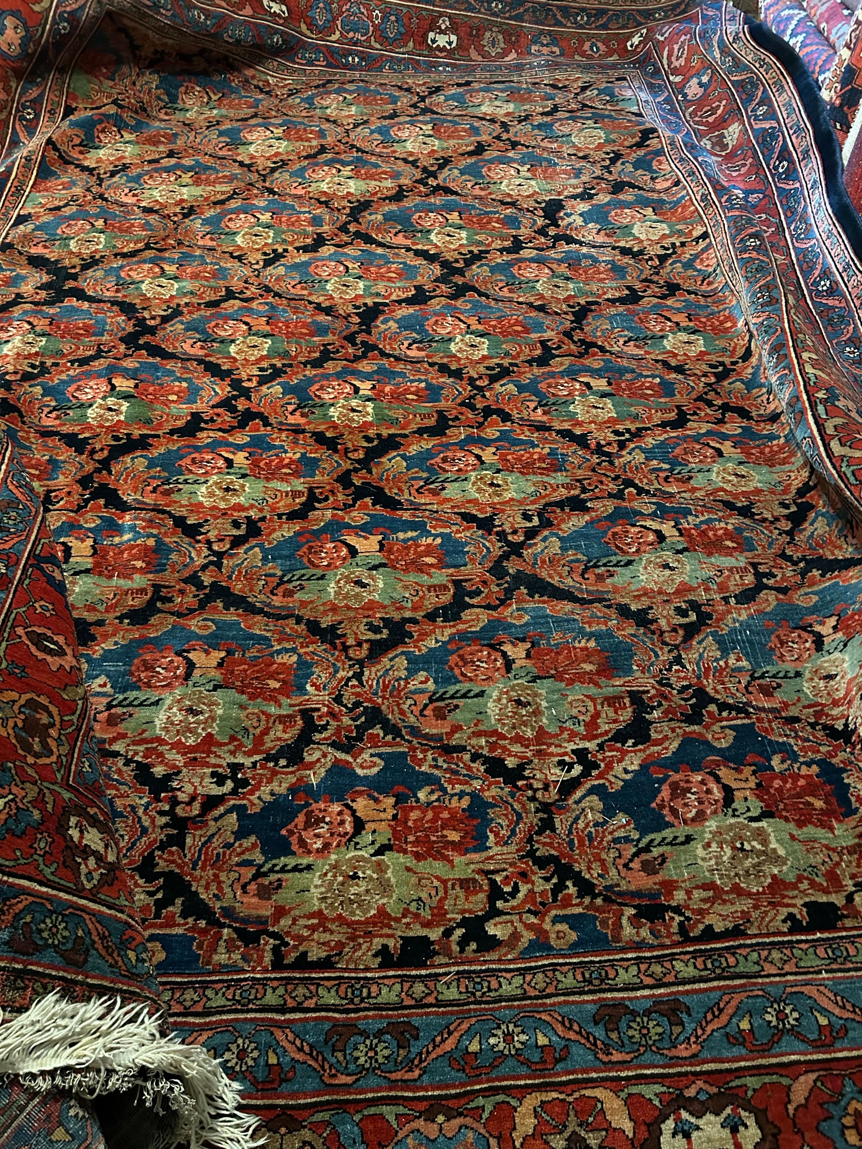 Bidjar-Teppich aus dem Jahr 1910 mit Blumensträußen und kräftigen Tönen, handgeknüpft aus reiner Wolle im Angebot 1