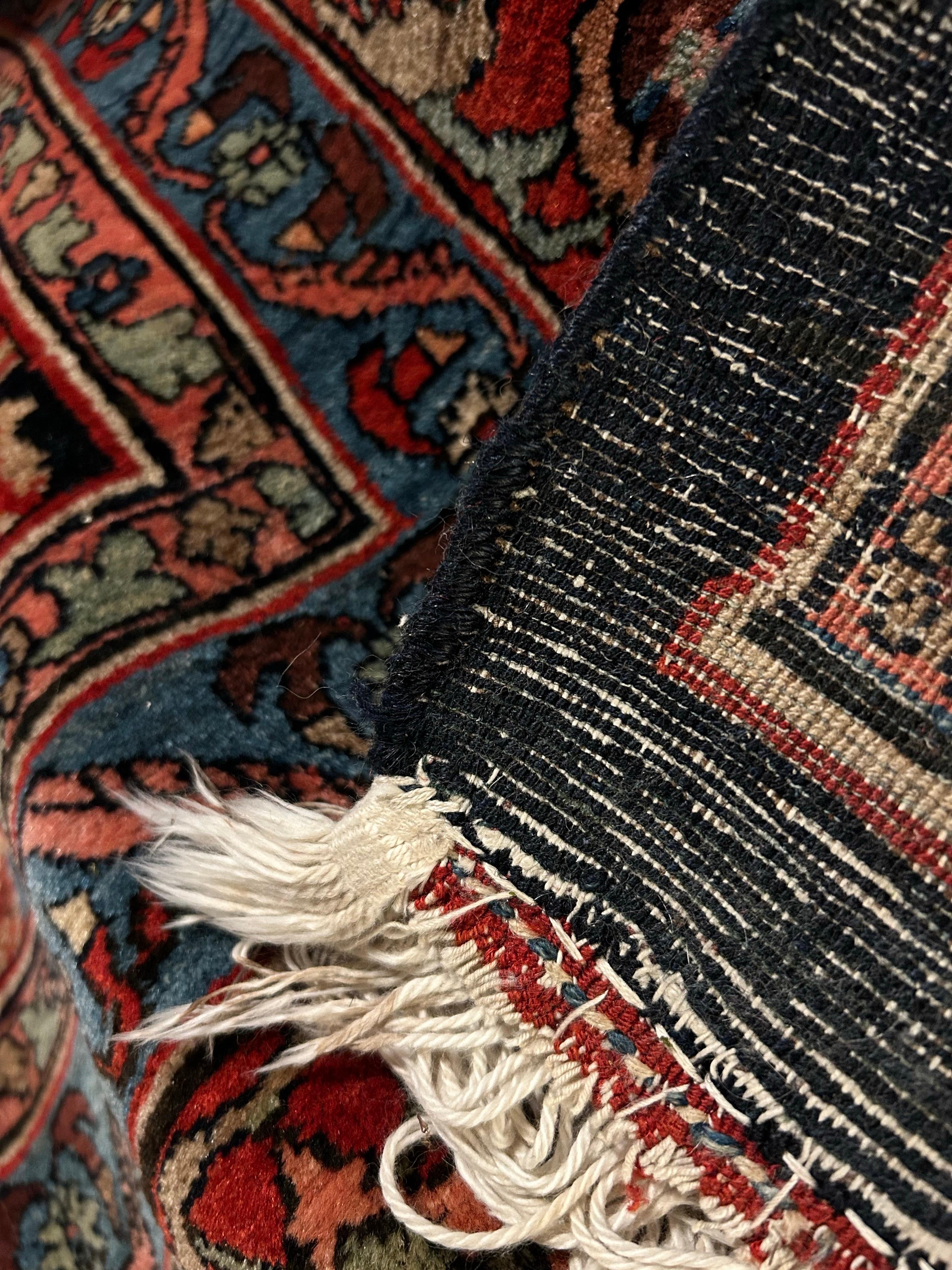 Bidjar-Teppich aus dem Jahr 1910 mit Blumensträußen und kräftigen Tönen, handgeknüpft aus reiner Wolle im Angebot 2