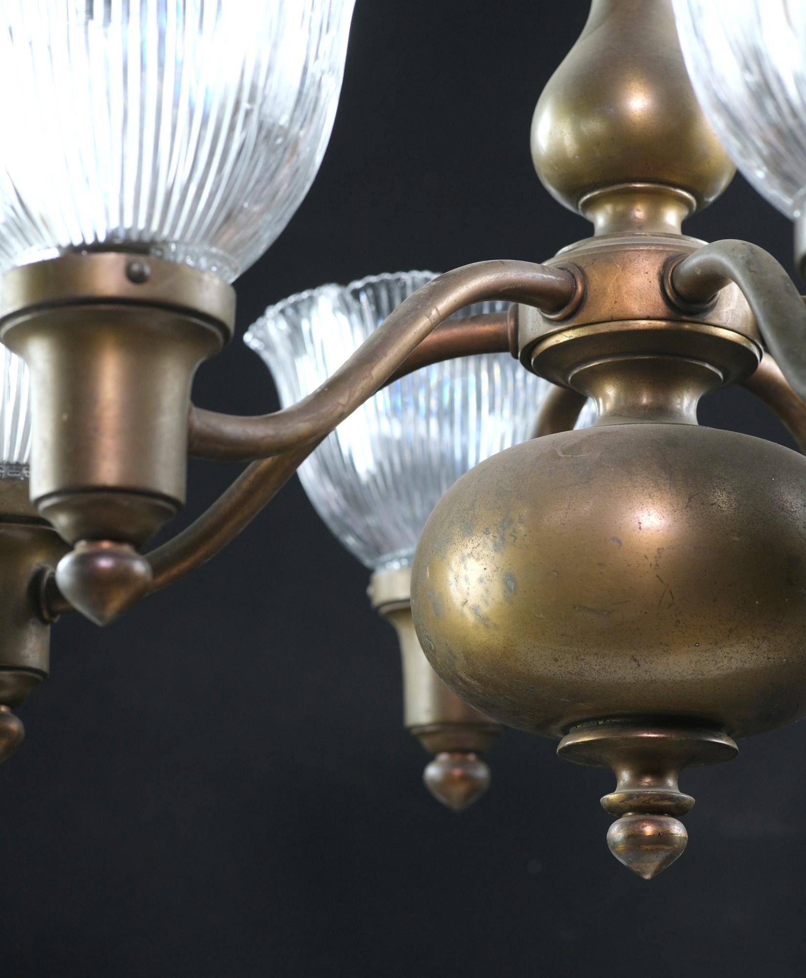 1910er Bronze-Kronleuchter mit 6 Lichtern, mit gerafften Holophan-Glasschirmen 3