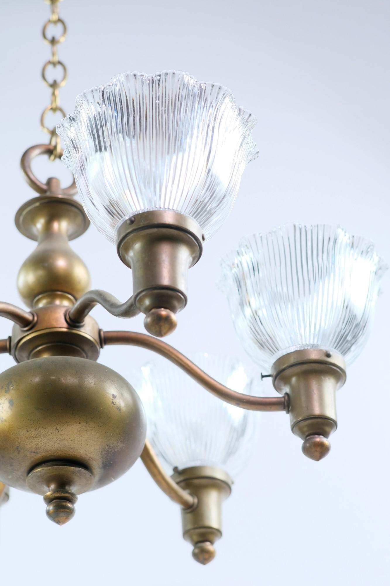 1910er Bronze-Kronleuchter mit 6 Lichtern, mit gerafften Holophan-Glasschirmen im Zustand „Gut“ in New York, NY