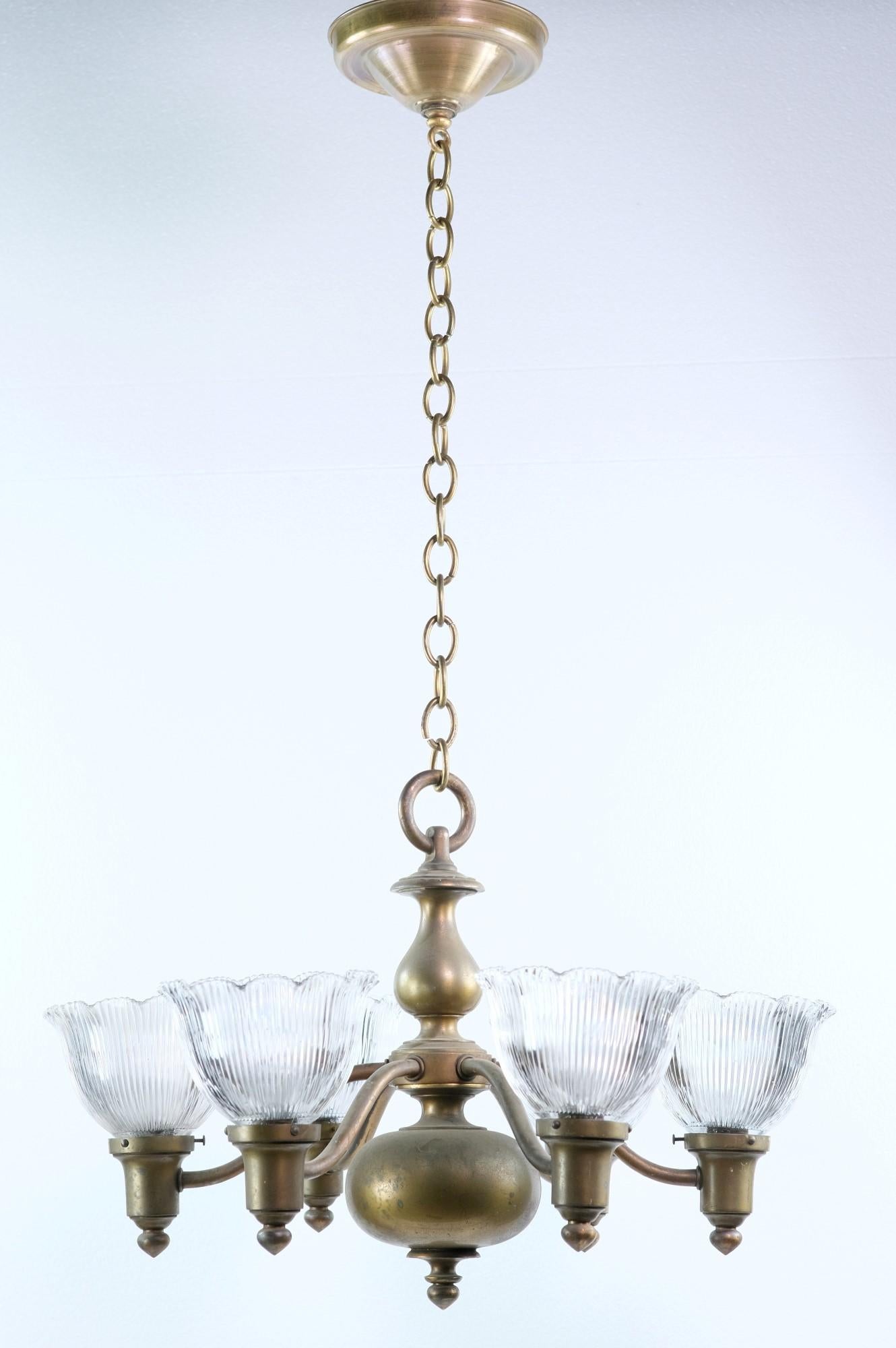 1910er Bronze-Kronleuchter mit 6 Lichtern, mit gerafften Holophan-Glasschirmen (Frühes 20. Jahrhundert)