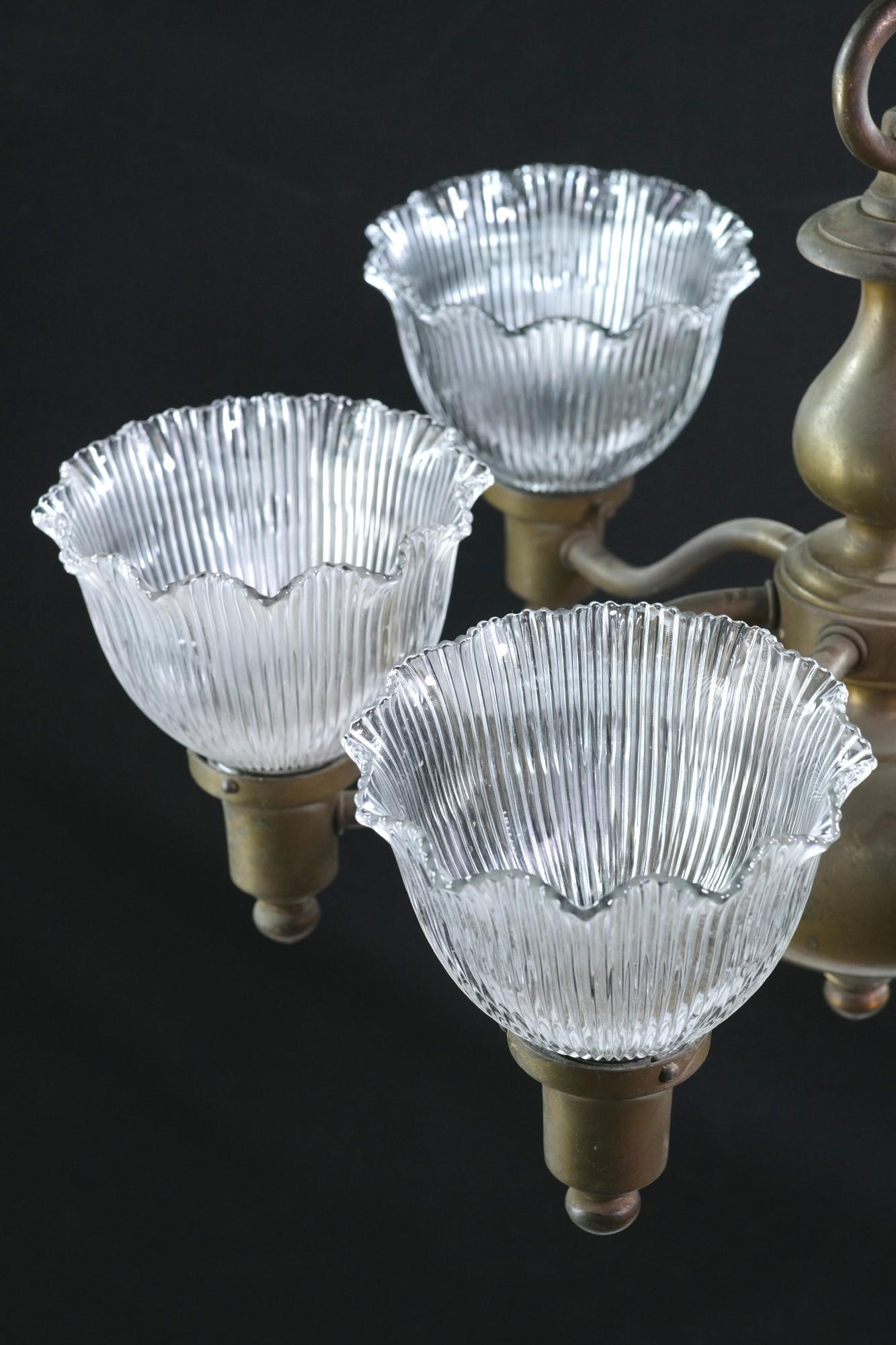 1910er Bronze-Kronleuchter mit 6 Lichtern, mit gerafften Holophan-Glasschirmen 1