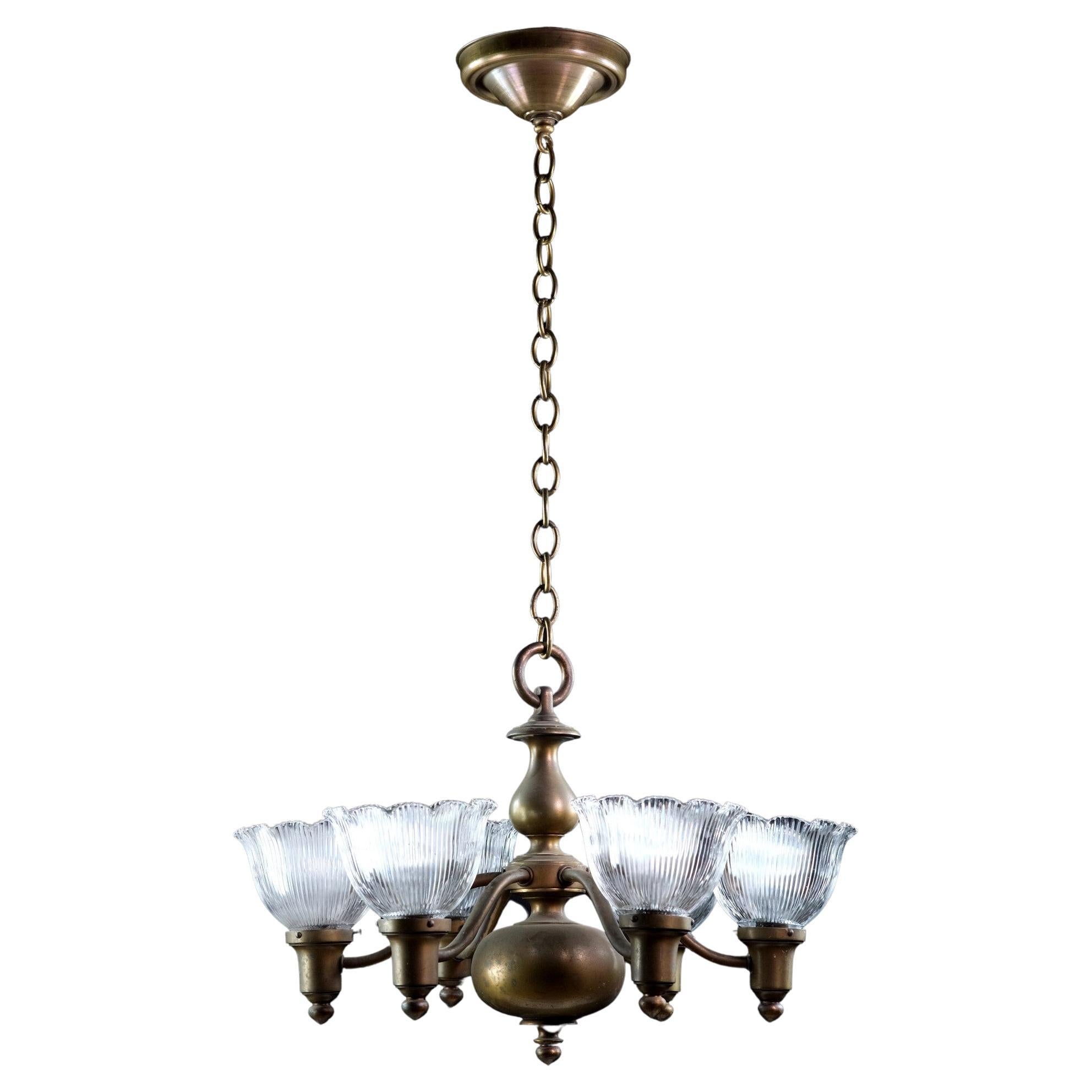 1910er Bronze-Kronleuchter mit 6 Lichtern, mit gerafften Holophan-Glasschirmen
