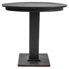 1910, Table d'appoint en bois d'Europe centrale patiné noir