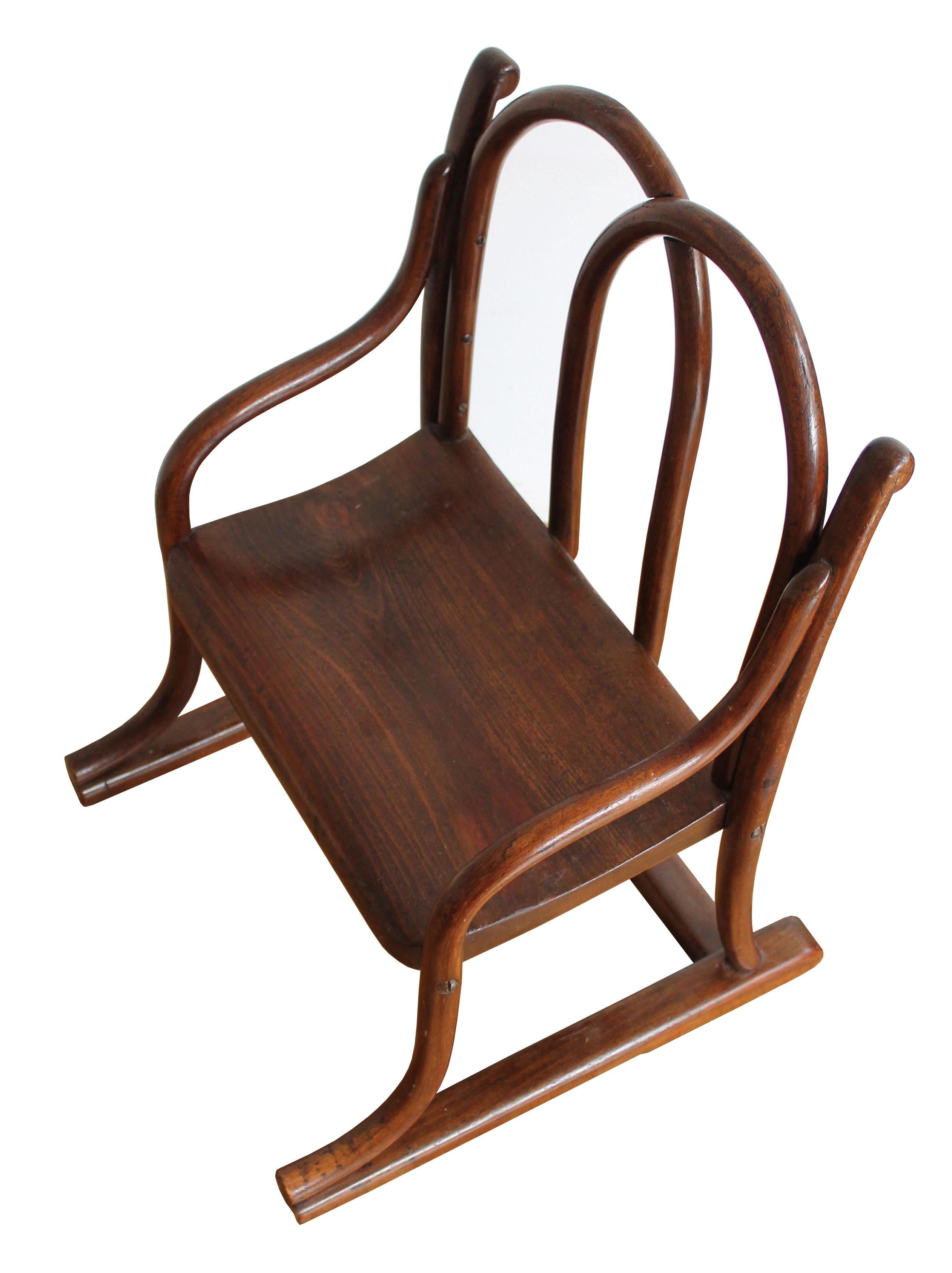 Une authentique chaise d'enfant en bois courbé fabriquée au début du 20e siècle. A l'origine, cette chaise était reliée à un petit bureau. Thonet a produit ce type de meubles pour enfants dès la fin du XIXe siècle. Il existait plusieurs modèles,