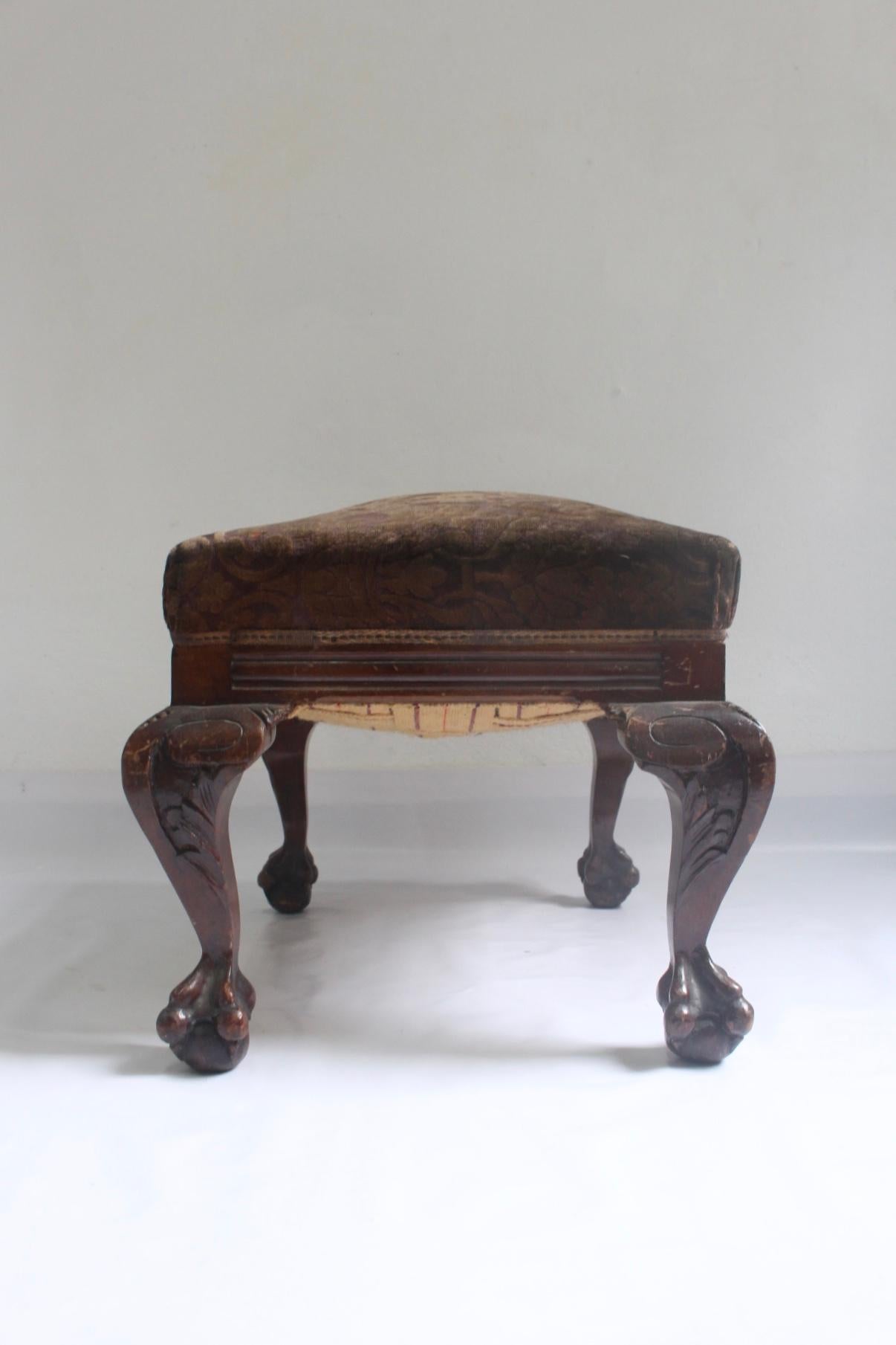 1910s Chippendale Mahogany Ottoman or Stool with Original Velvet Upholstery In Good Condition For Sale In Valencia, Valencia