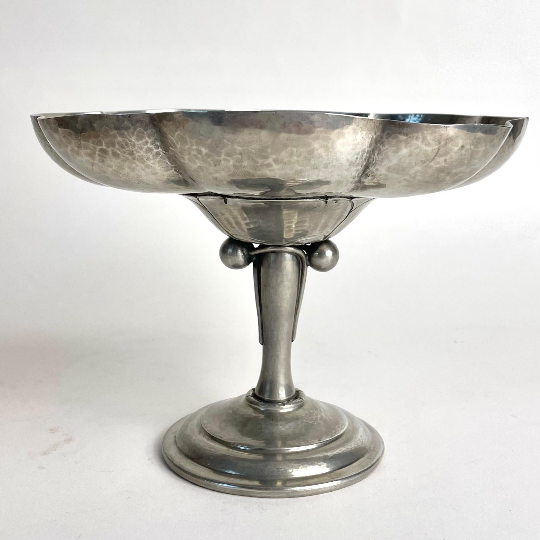 Charming Confectionary Bowl, Danish Jugendstil from the 1910s. Tin with Lapis Lazuli detail

A charming confectionary bowl. Typical of the Jugendstil, it features metal (tin) handworked in the shape of a stylized flower, drawing inspiration from