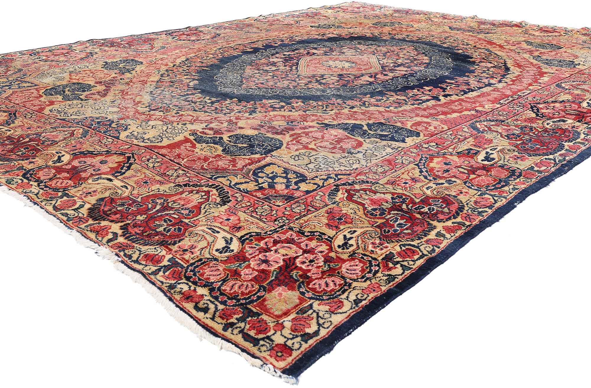 79128 Tapis Persan Mahal antique, 10'05 x 13'09. Ce tapis antique Mahal en laine nouée à la main est un chef-d'œuvre de charme romantique et d'allure historique. Le motif hypnotique est ancré dans un médaillon ovale concentrique qui semble flotter