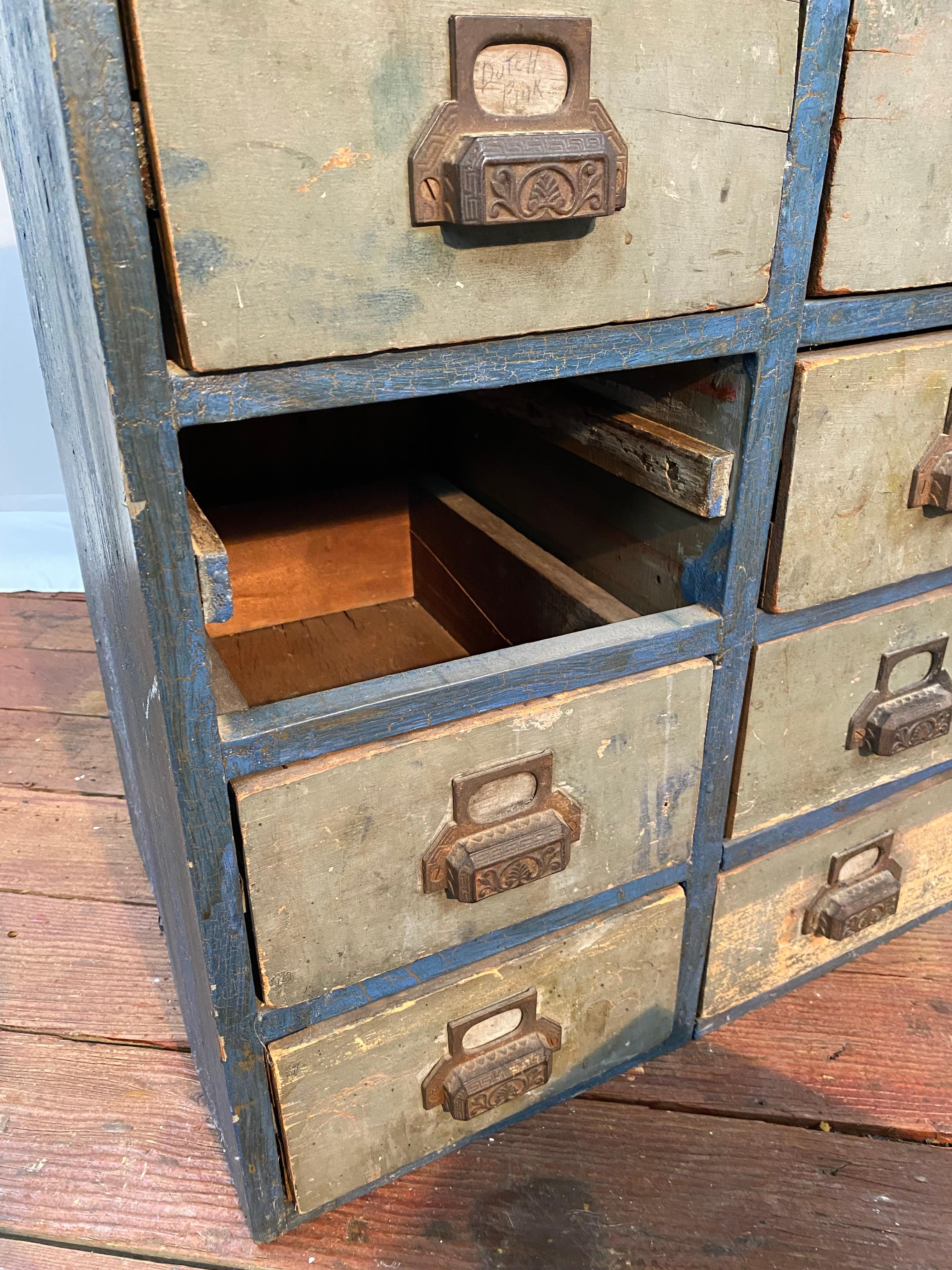 1910er Jahre Distressed Acht Schublade Apotheker Werkstatt Kabinett im Angebot 2