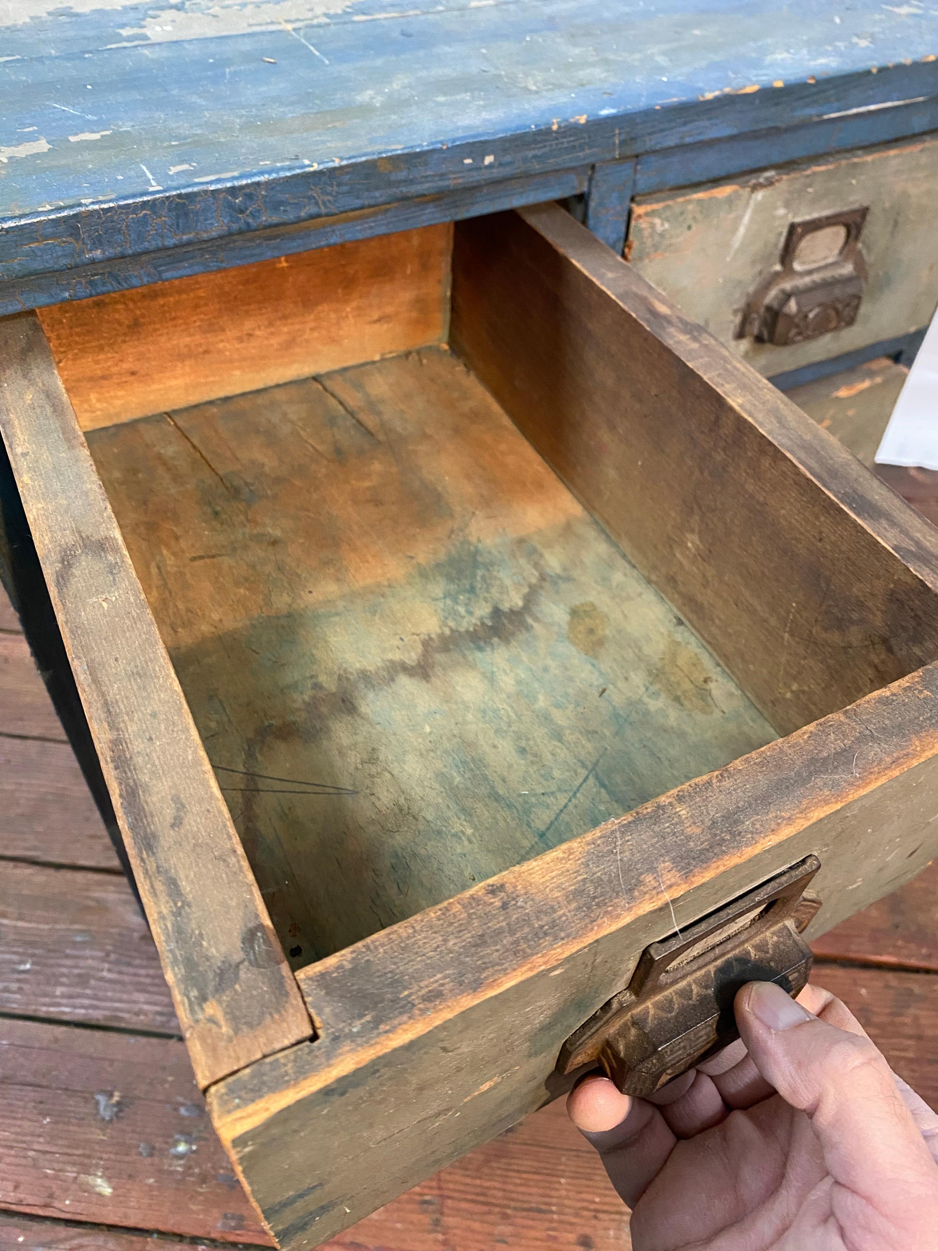 1910er Jahre Distressed Acht Schublade Apotheker Werkstatt Kabinett im Angebot 3