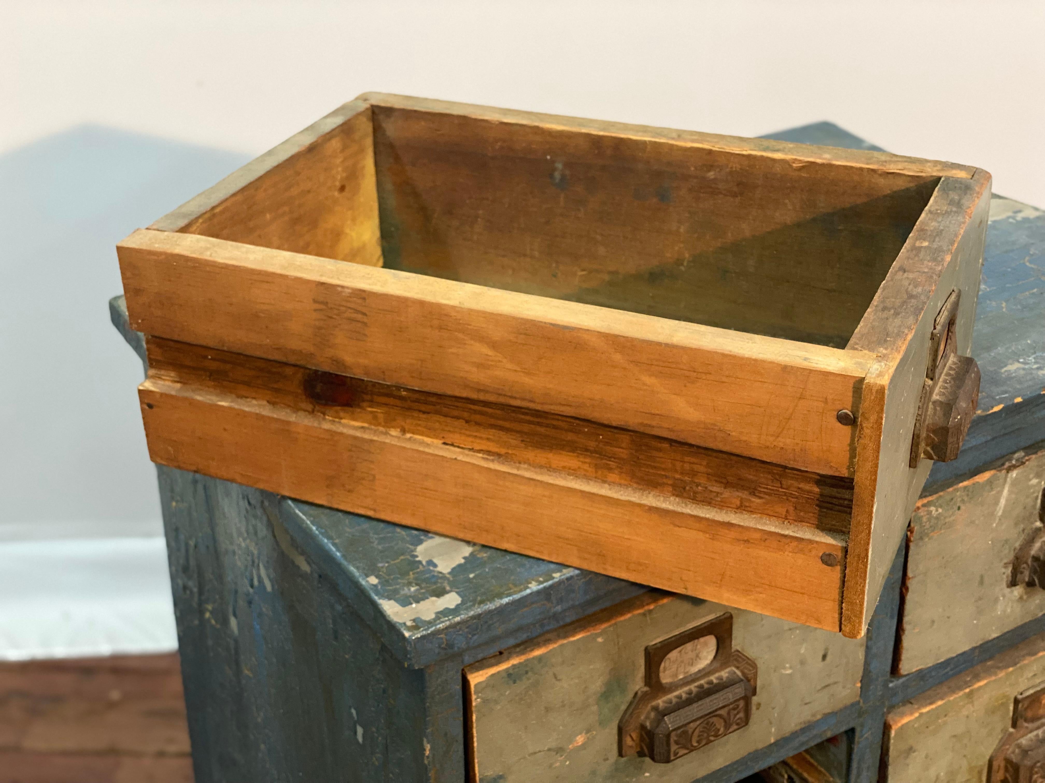 1910er Jahre Distressed Acht Schublade Apotheker Werkstatt Kabinett im Angebot 4