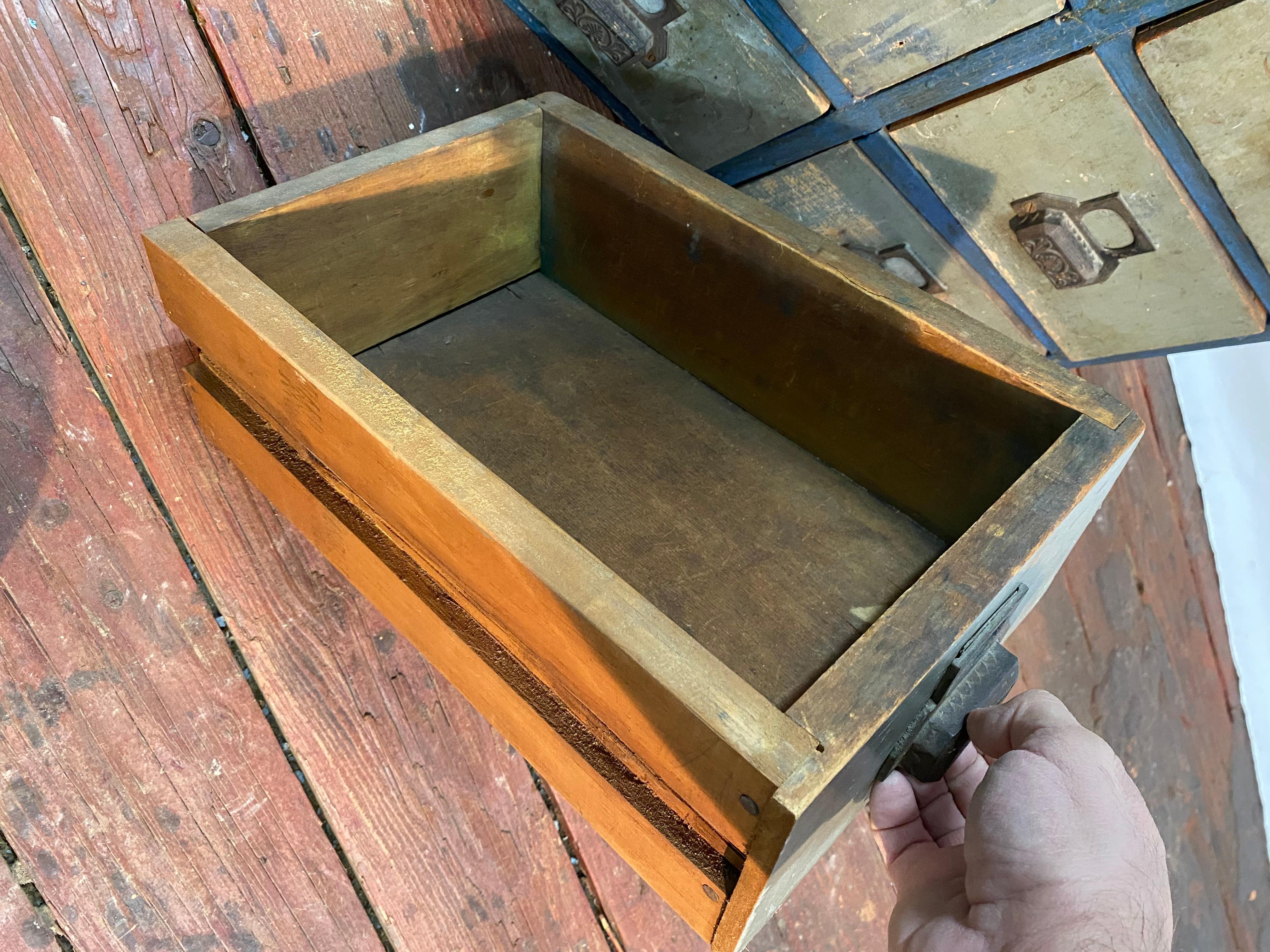 1910er Jahre Distressed Acht Schublade Apotheker Werkstatt Kabinett im Angebot 5