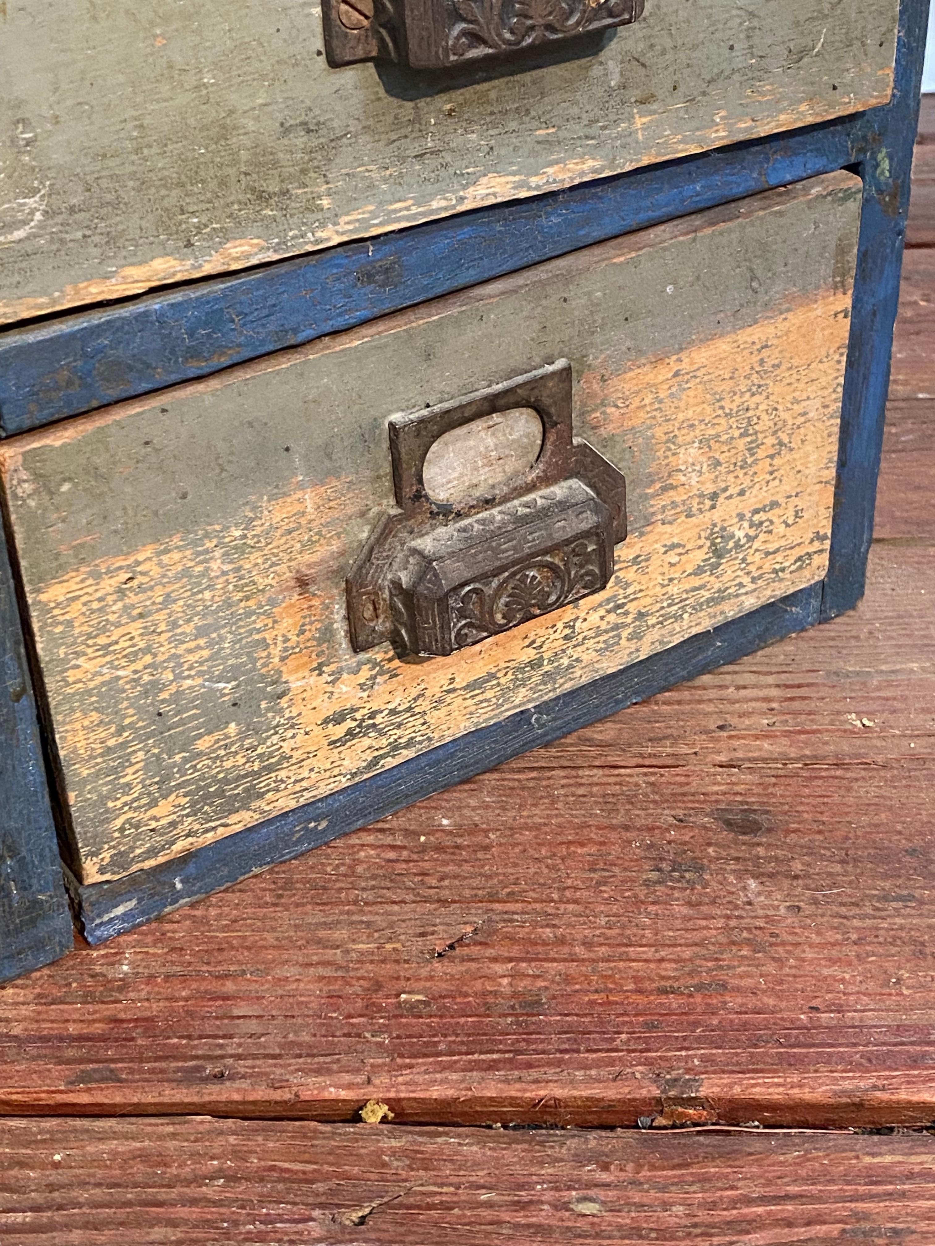 1910er Jahre Distressed Acht Schublade Apotheker Werkstatt Kabinett im Angebot 6